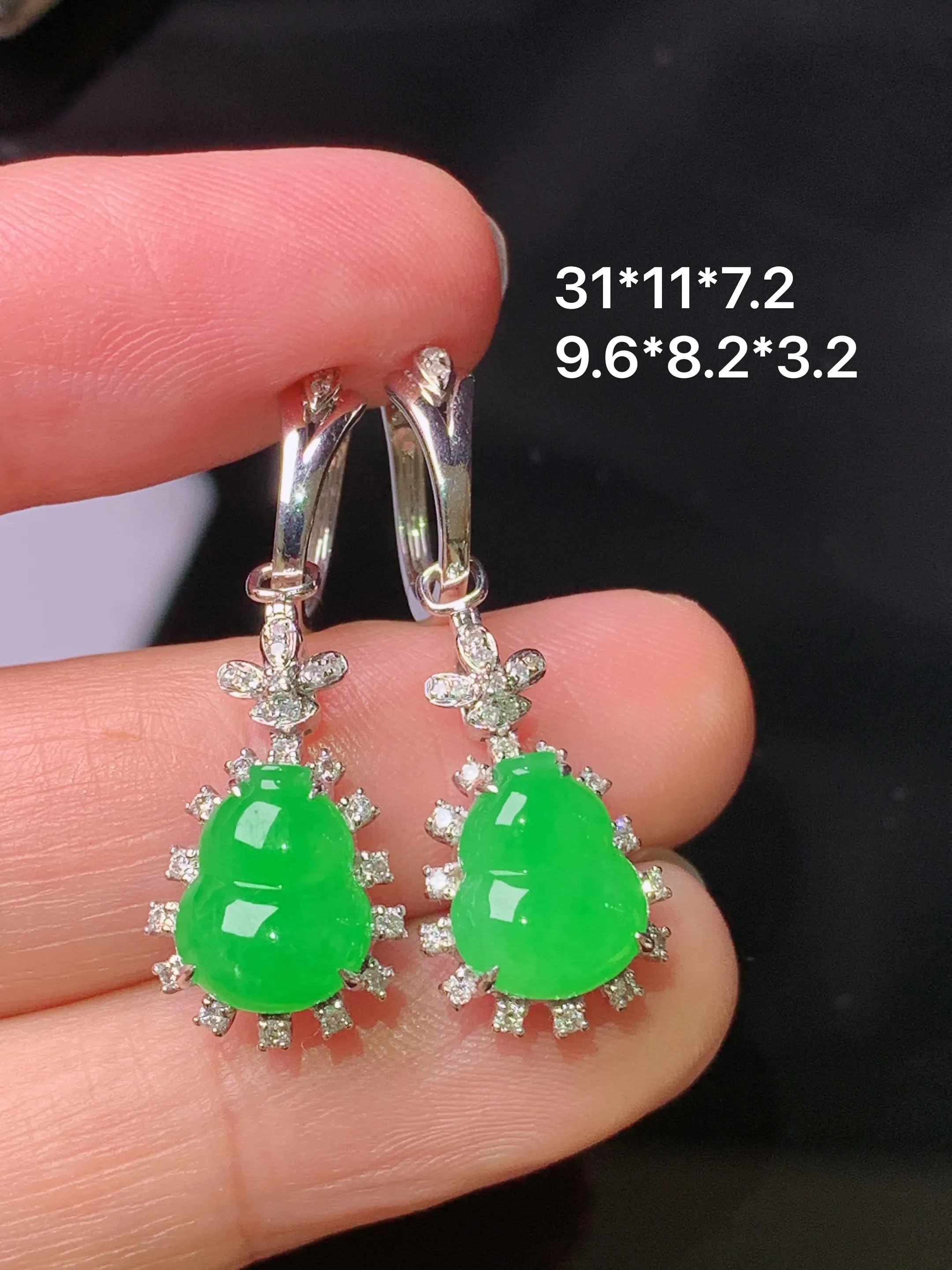 18k金钻镶嵌翠绿葫芦耳坠 玉质细腻 色泽清新艳丽  整体尺寸31*11*7.2