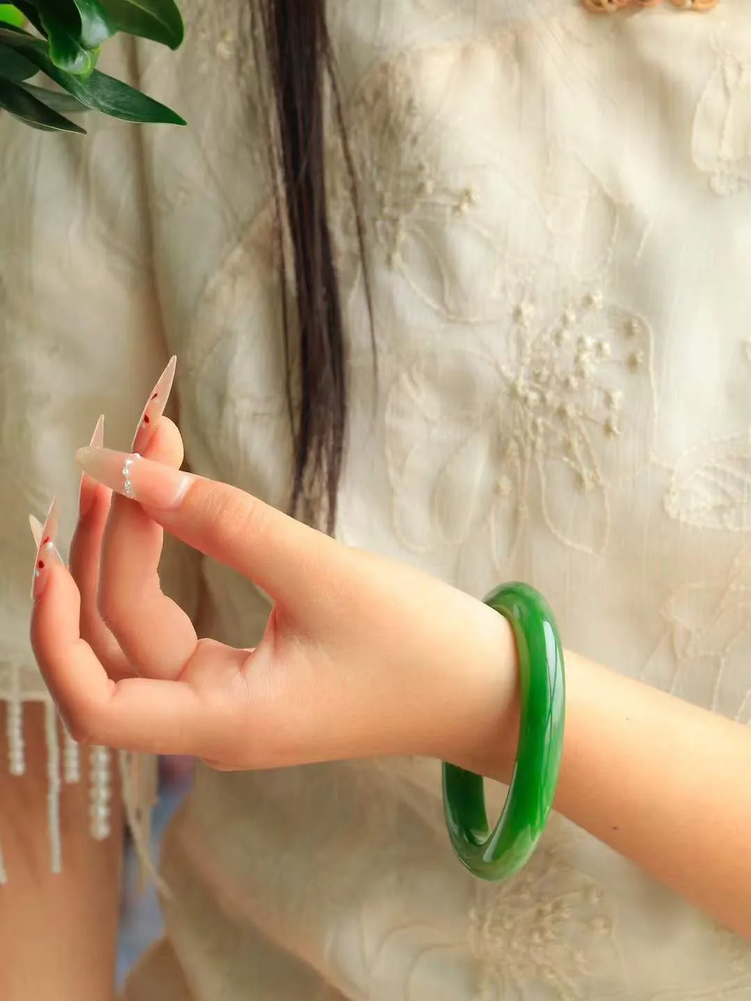 【碧波流转·手镯】

收藏级臻品️和田玉碧玉手镯，玉质细腻温润，手感舒适，️线条流畅，简约大气，美自天成，佩戴于腕间，婉约之美，举手投足间透出那份低调奢华，醉人心扉。
重55.2克 内径圈口58mm尺寸11.2-9.2mm  FDA-13402908