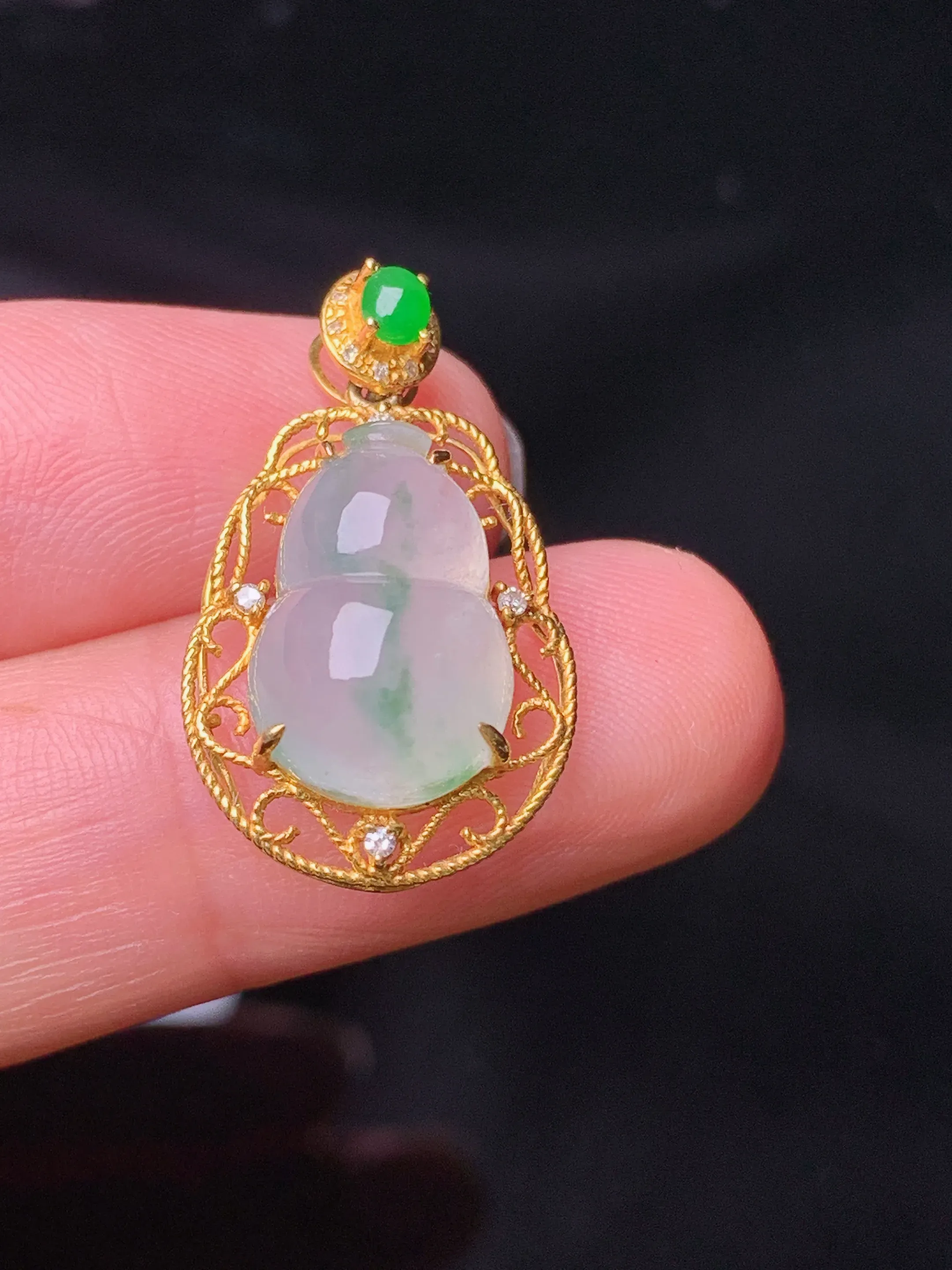 18k金钻镶嵌冰种飘绿葫芦吊坠 玉质细腻 色泽清新艳丽  整体尺寸24.5*14.5*7.6