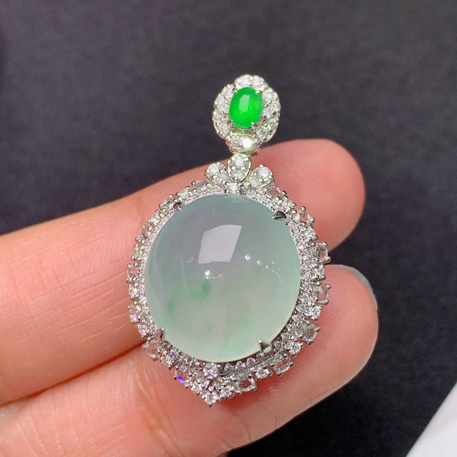 冰晴底蛋面吊坠，18k金镶嵌，冰润饱满，玉质细腻，种水足，Al 尺寸30.8*19*11.3