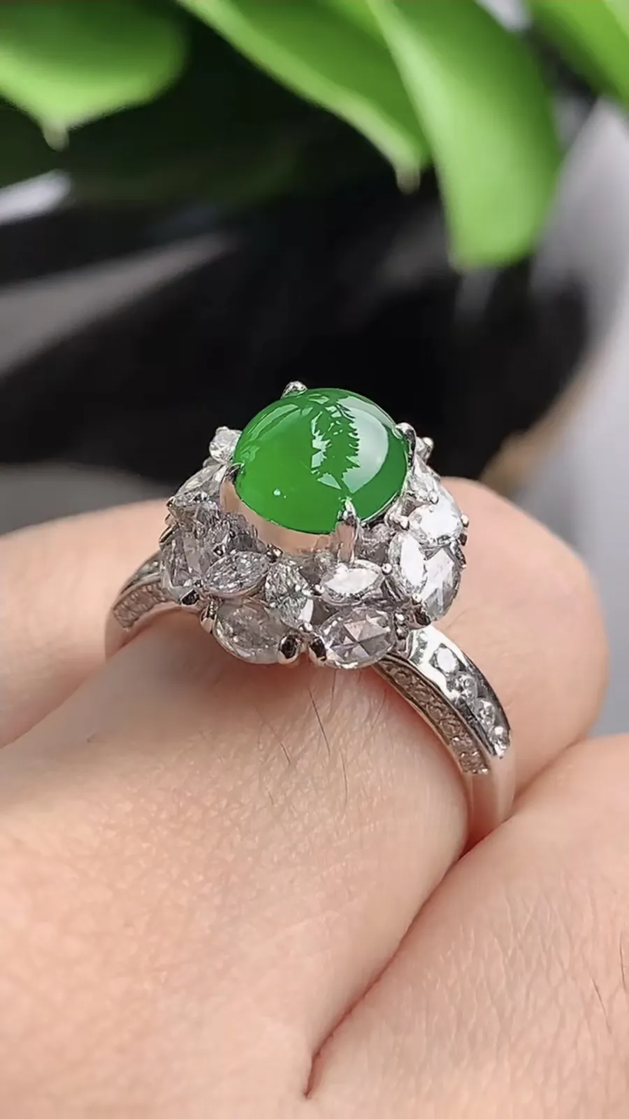 a货翡翠老坑冰种18K金伴钻镶嵌阳绿蛋面戒指 圈口17.5裸石尺寸7.2×6.6mm 重量5.50g