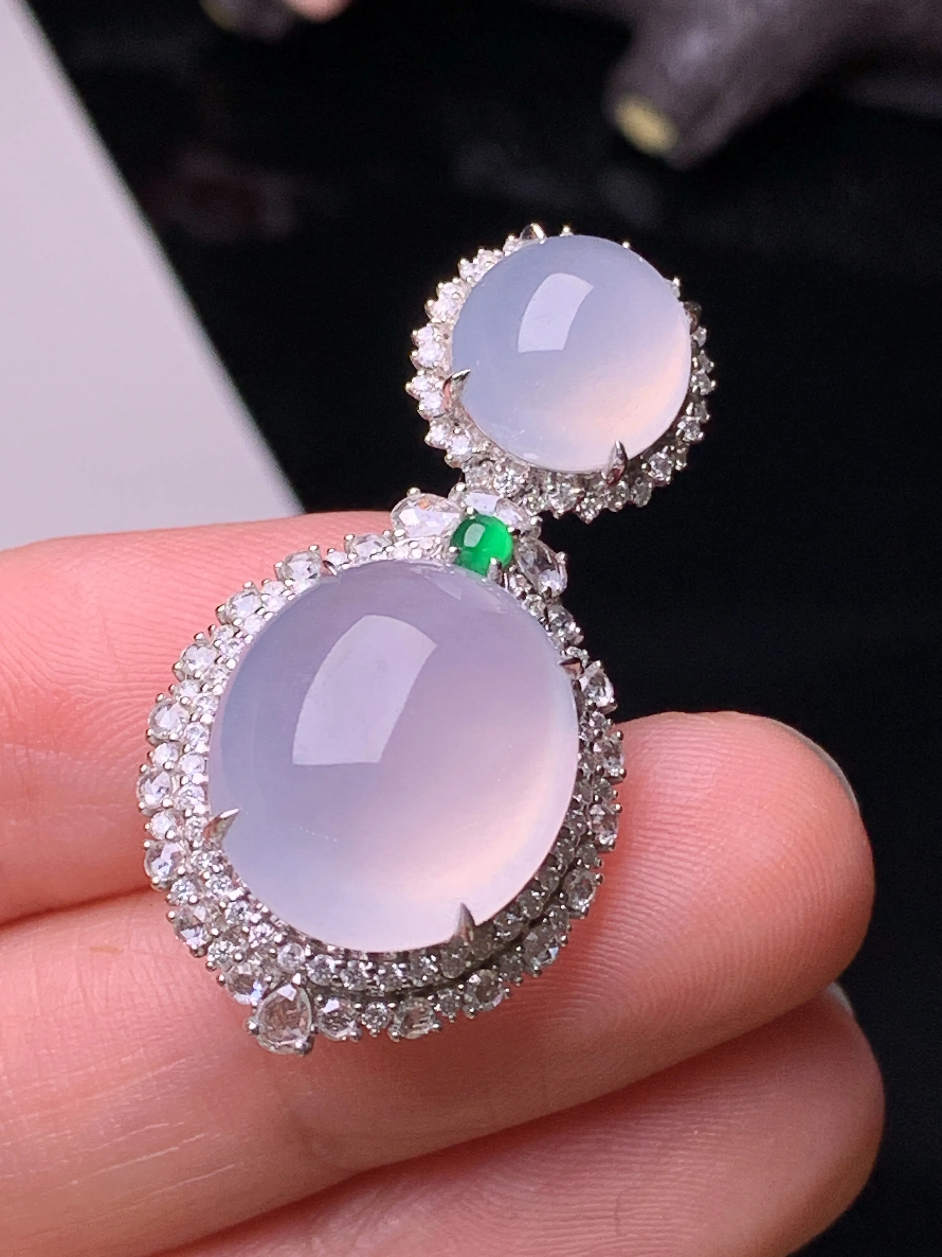 18k金钻镶嵌冰种蛋面吊坠 玉质细腻 色泽清新艳丽 整体尺寸35*18*12.8