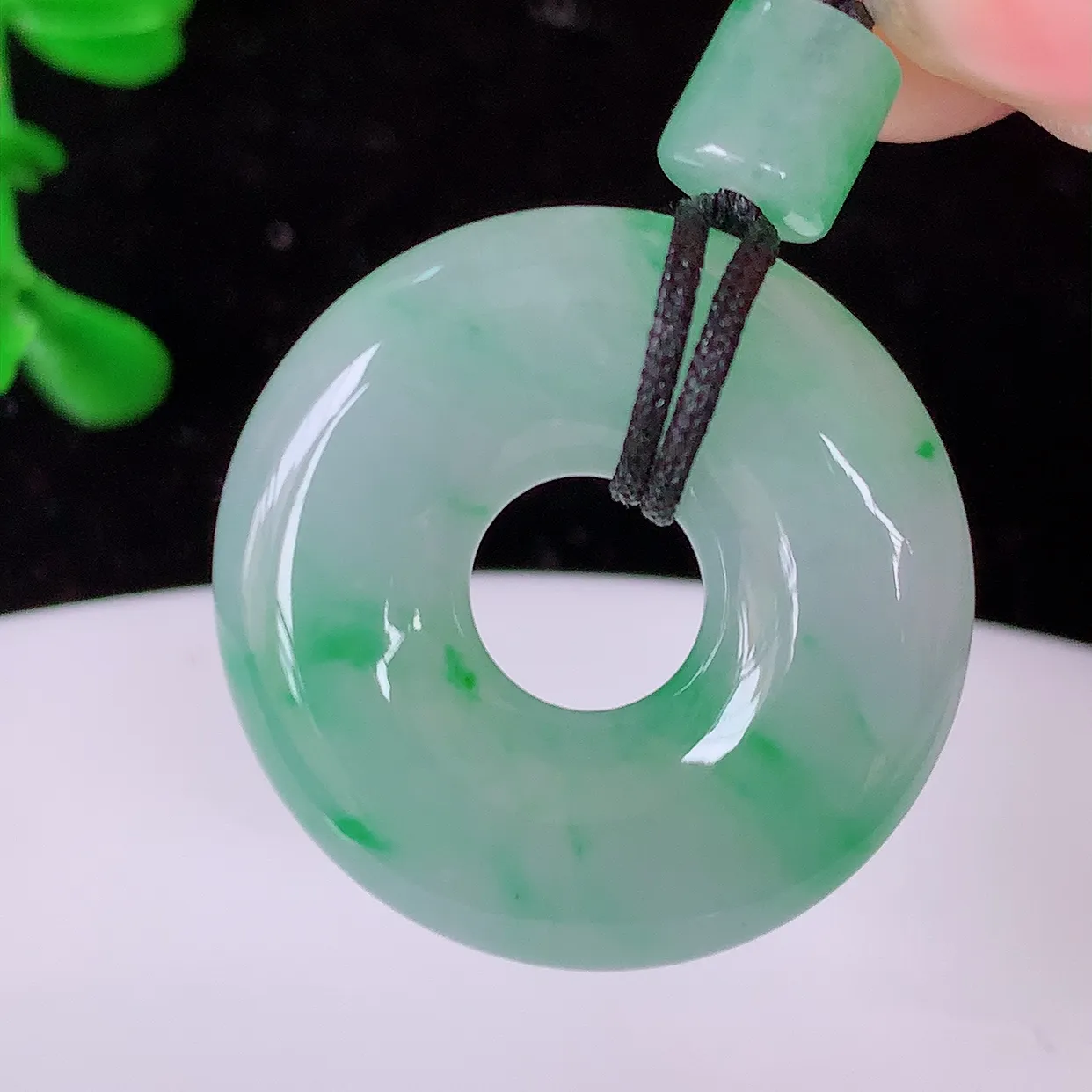 自然光实拍，冰种飘绿翡翠平安扣吊坠，玉扣，平安是福；很美的料子，平安扣佩戴优雅迷人！#12.29