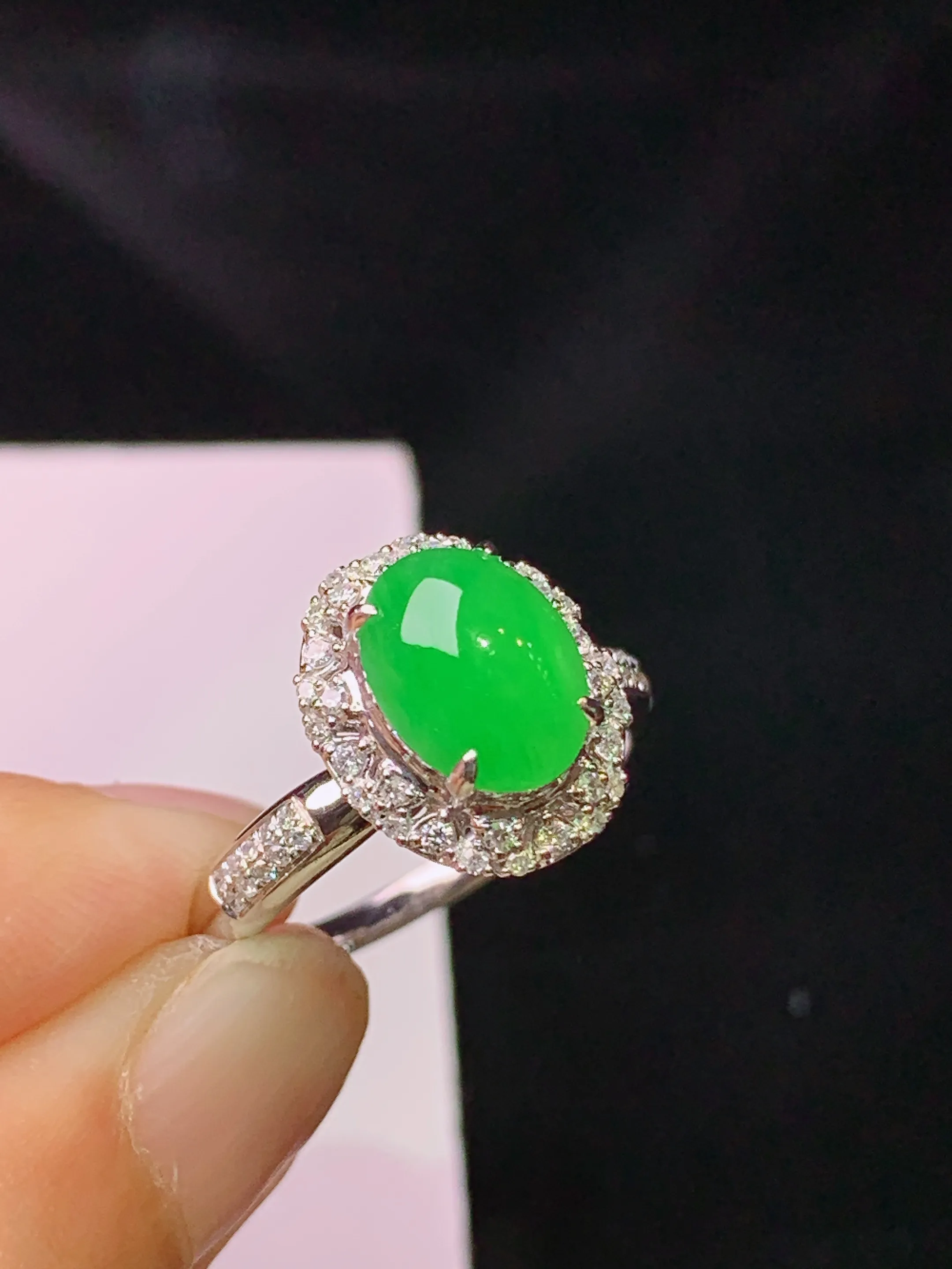 18k金钻镶嵌满绿蛋面戒指 玉质细腻 色泽清新艳丽 圈口14.5 整体尺寸13*11*9.8