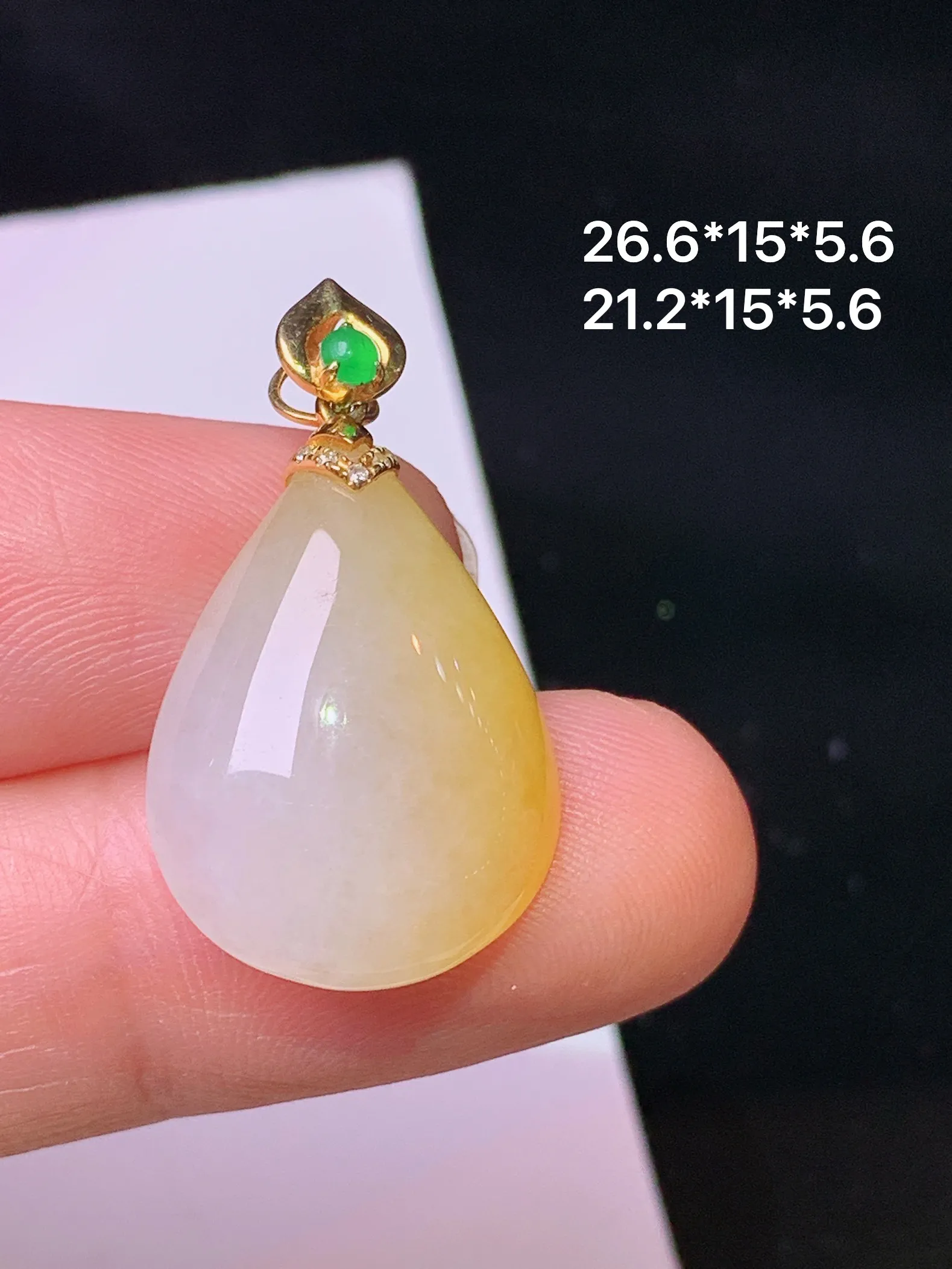 18k金钻镶嵌飘黄翡水滴吊坠 玉质细腻 色泽清新艳丽 整体尺寸26.6*15*5.6