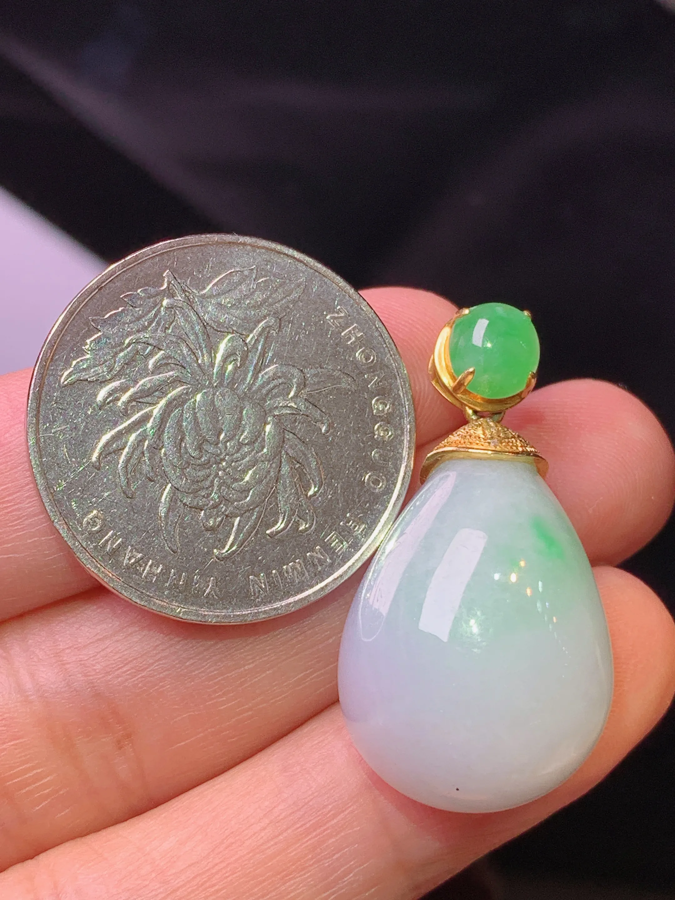 18k金镶嵌飘绿水滴吊坠 玉质细腻 色泽清新艳丽  整体尺寸33*17*14