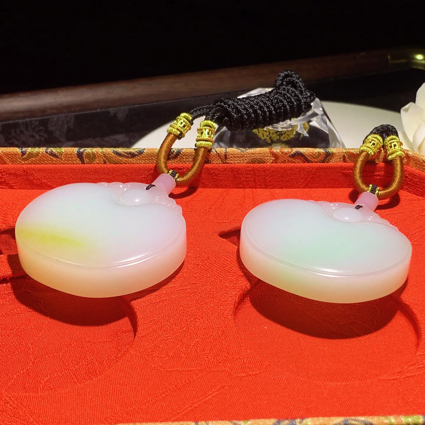 新疆和田玉且末糖羊脂白平安如意锁挂件。尺寸49/50/13重135.8克。白度一级。玉质细腻油润。手