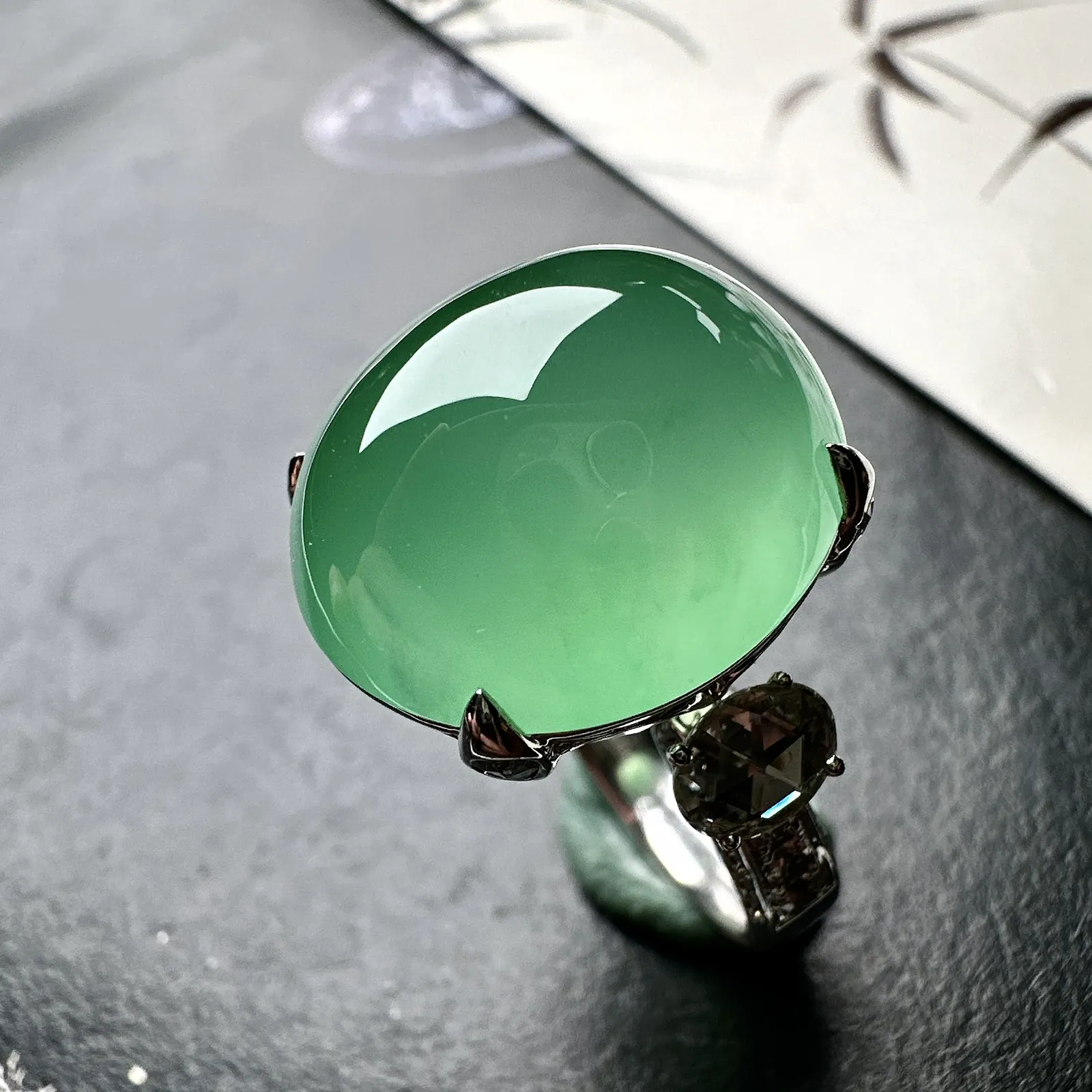 【冰种满绿大蛋面戒指】质地细腻，种水上乘，通透闪亮，晶莹剔透。18K金钻精美镶嵌，裸石尺寸17.9*16.5*9.3毫米