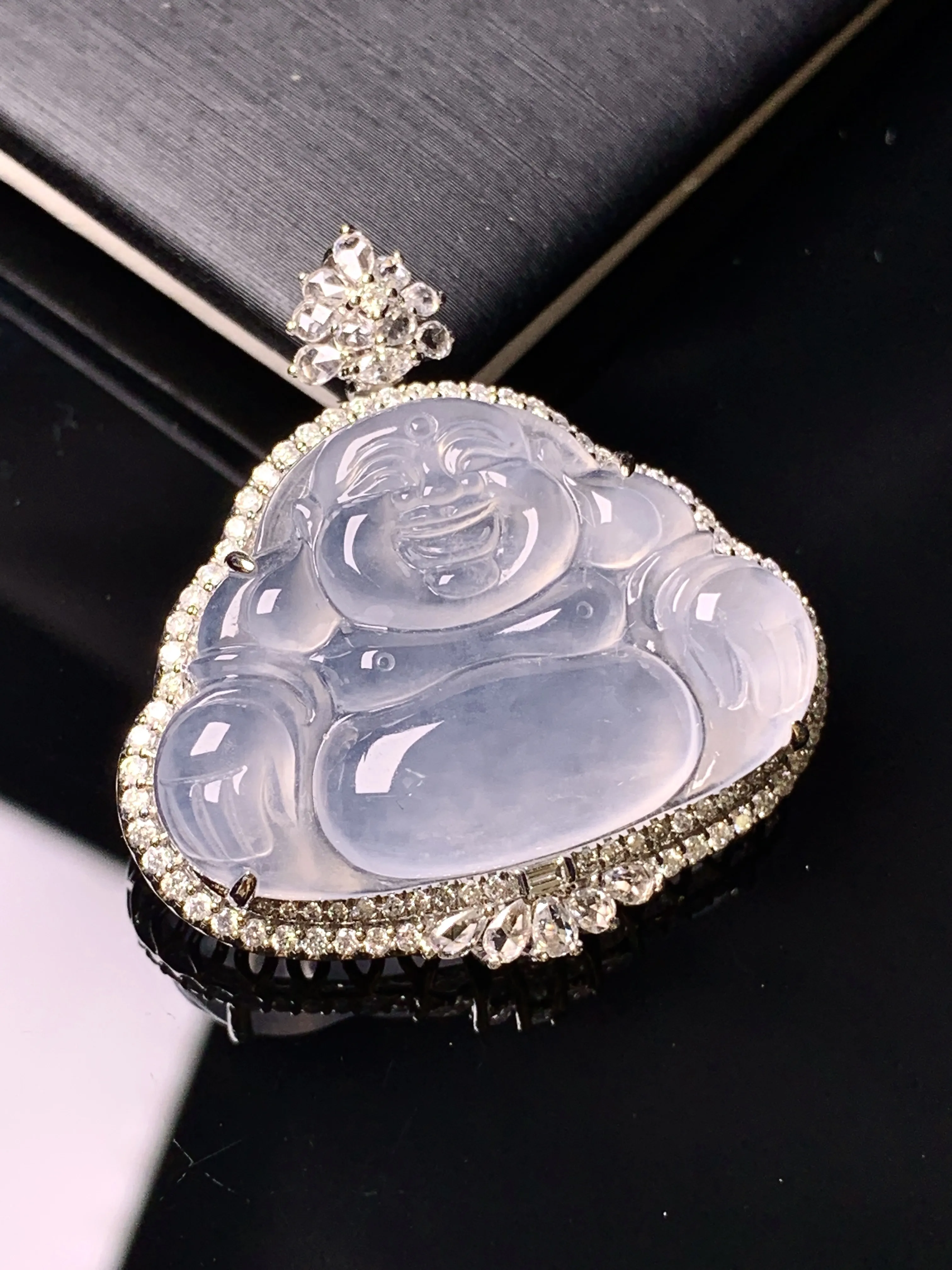 18k金钻镶嵌冰种佛公吊坠 玉质细腻 色泽清新艳丽  整体尺寸33*31.8*9.2