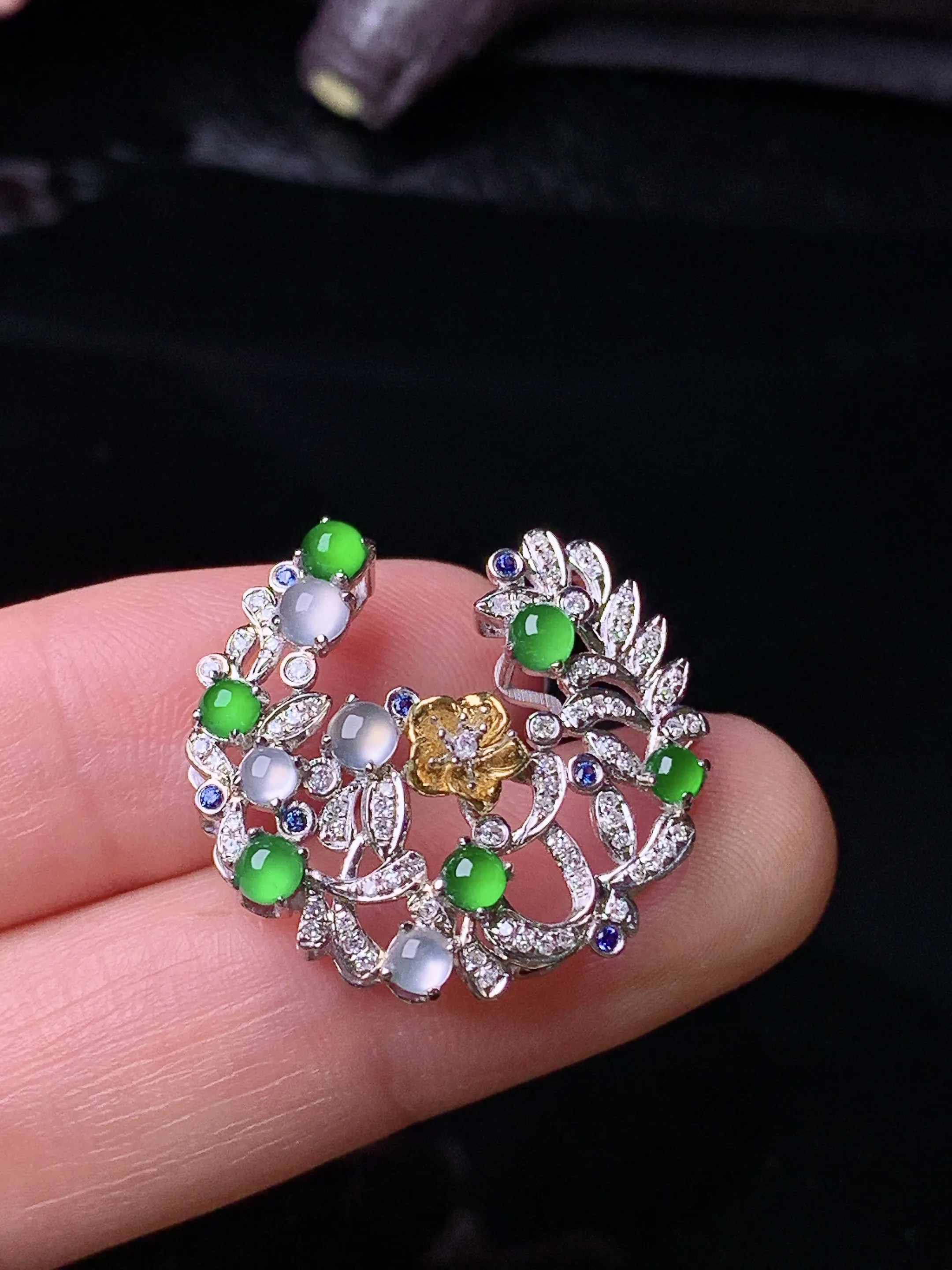 18k金钻镶嵌冰种满绿蛋面组合圣诞款吊坠 玉质细腻 色泽清新艳丽 整体尺寸21.8*23*7