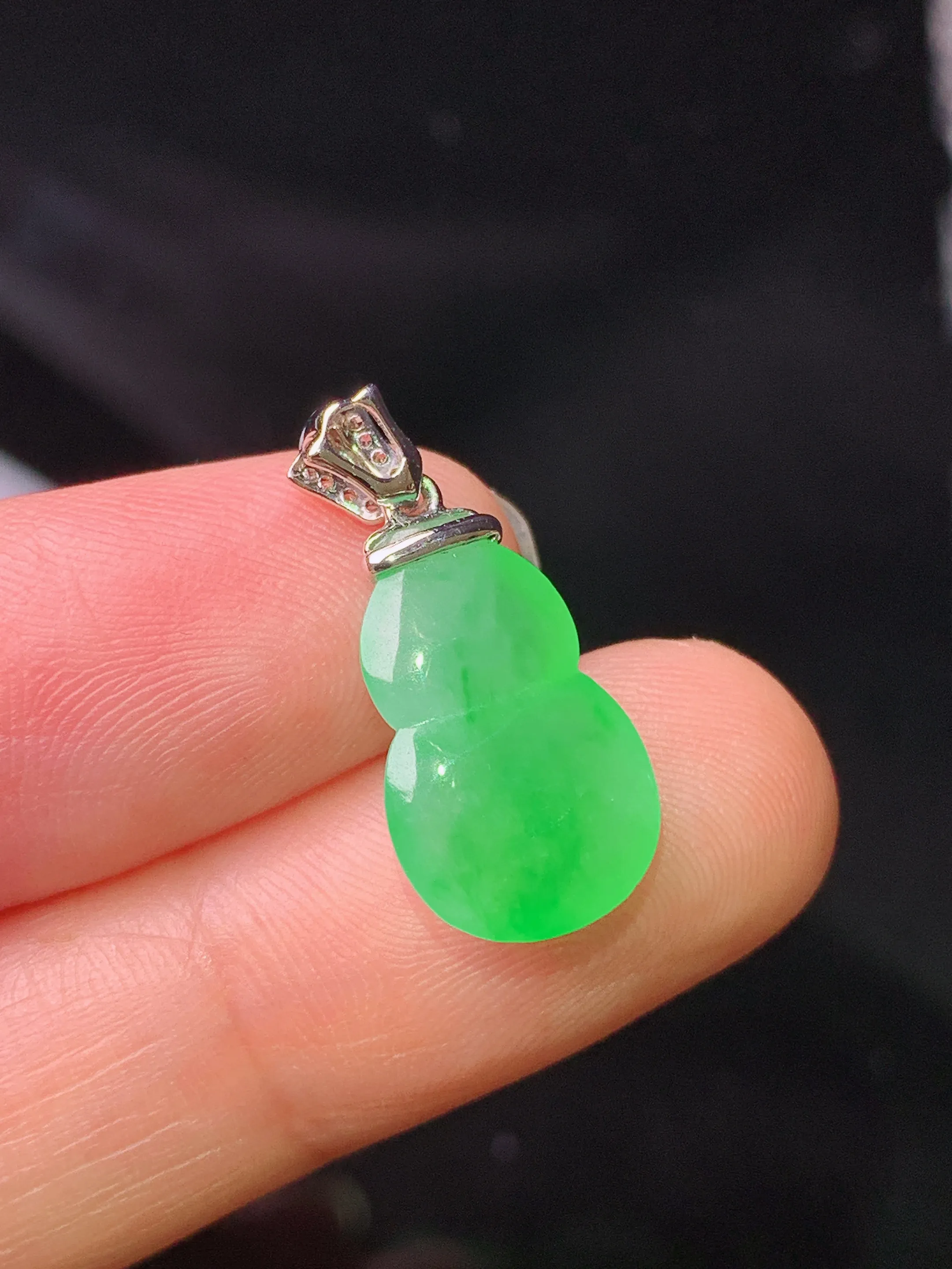 18k金钻镶嵌翠绿葫芦吊坠 玉质细腻 色泽清新艳丽  整体尺寸21.3*9.7*4