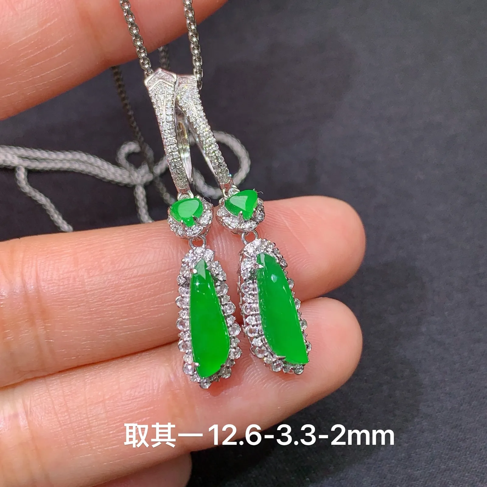 阳绿随形耳坠，18k金镶嵌，简约时尚，冰润色阳，种水足，裸石12.6*3.3*2