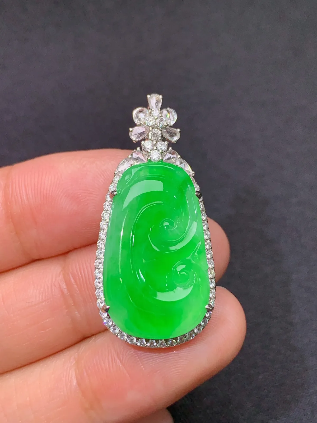 冰阳绿如意吊坠，18k金镶嵌，色泽鲜阳，冰润细腻，种水足 尺寸34.1*16.1*8.3