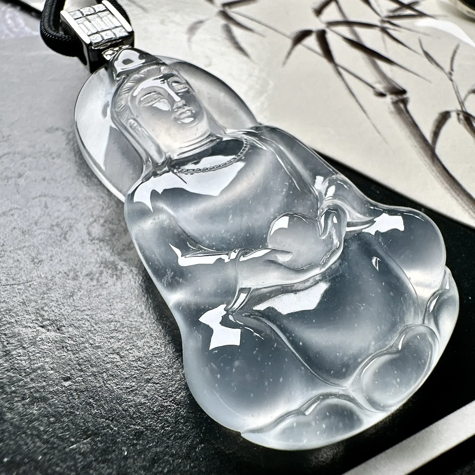 【玻璃种素衣观音】莲花观音精品件，质地细腻，通透度上佳，冰感十足，适合佩戴，收藏品质，18k金钻镶嵌，裸石尺寸53.4*33.4*7.9毫米