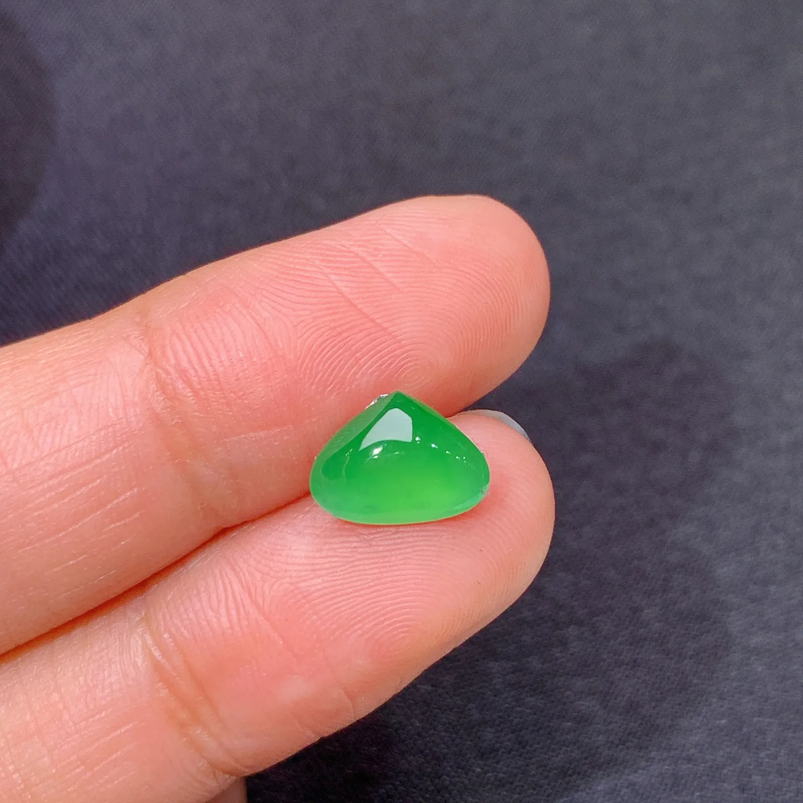 阳绿水滴，镶嵌佳品，冰润色阳，种水足 尺寸9.3*7*3.3