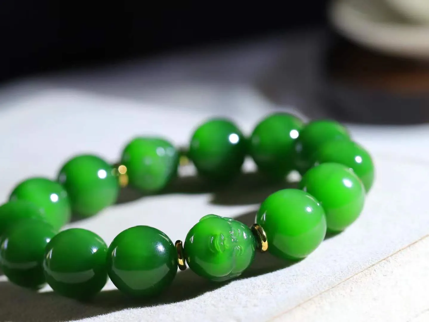 【珠圆玉润.手串】

收藏级臻品️和田玉碧玉猫眼珠圆玉润手串 玉质温润细腻  整串打磨圆润，佩戴舒