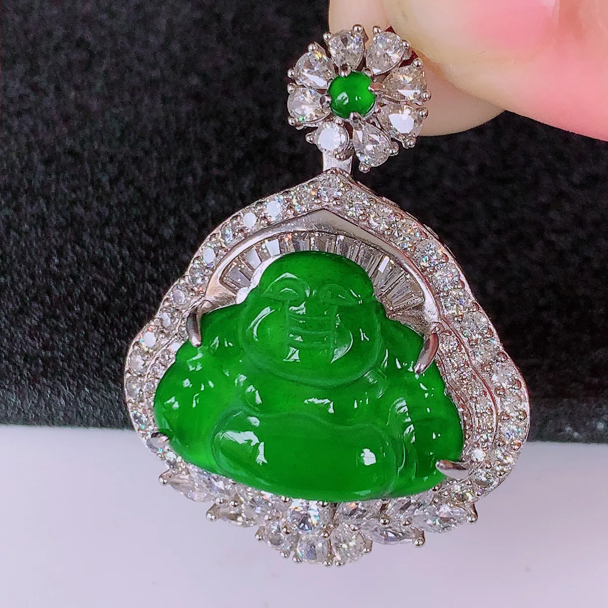 冰透满绿翡翠925银镶嵌佛公吊坠，自然光实拍，翠色灵动，颜色漂亮，种老水足，品相佳，佩戴佳品！#97.29整体34.5*26.5*12.5裸石19.5*15.5