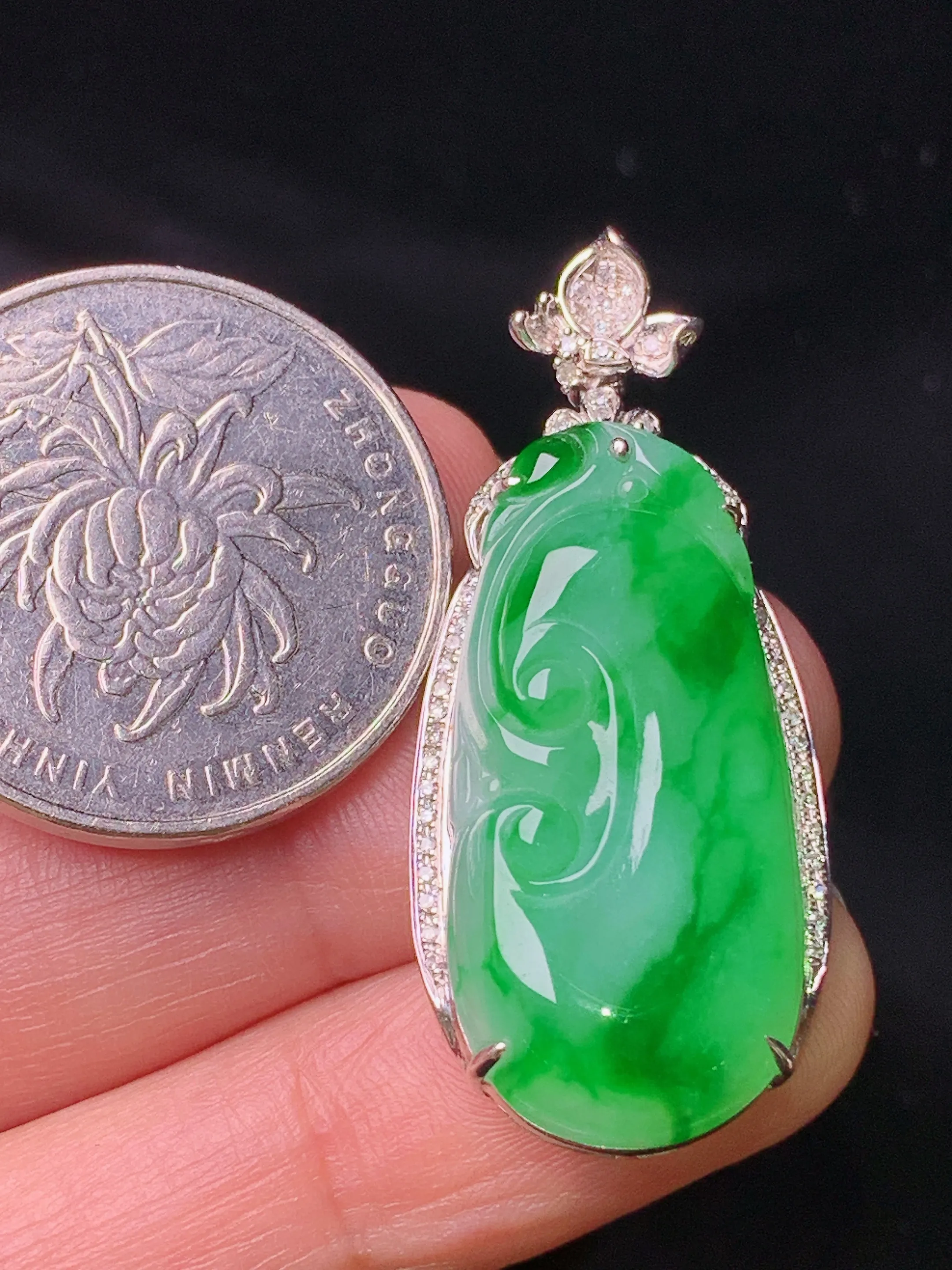 18k金钻镶嵌翠绿如意吊坠 玉质细腻 色泽清新艳丽  整体尺寸39*16.8*6.5