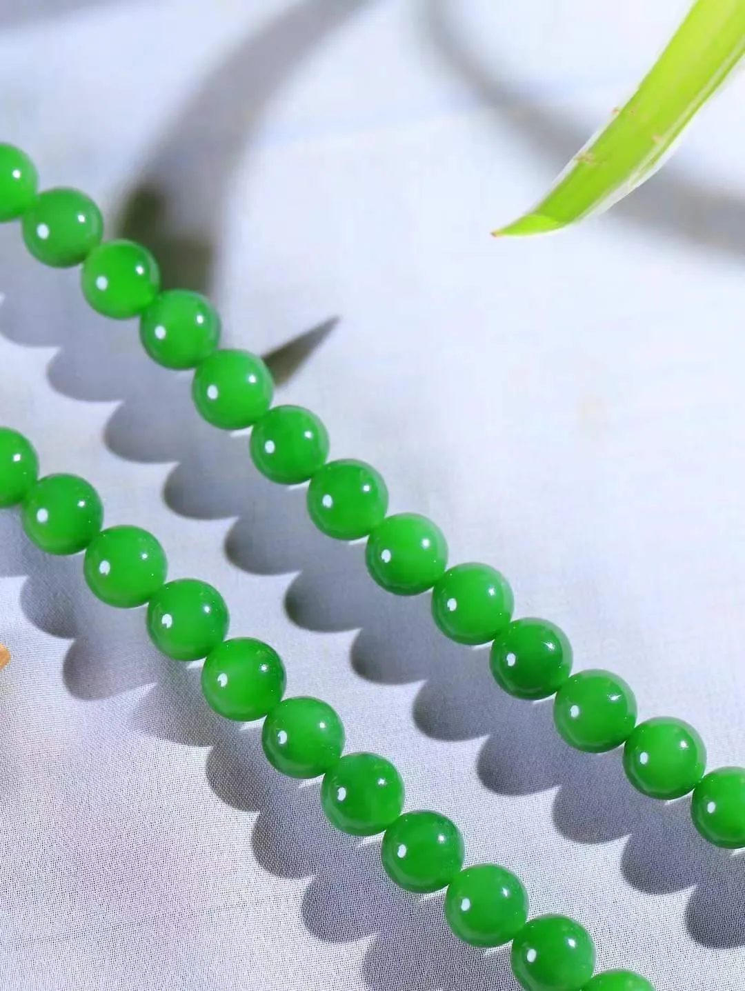 【珠圆玉润.项链】

收藏级臻品️和田玉碧玉珠圆玉润项链 玉质温润细腻  整串打磨圆润，佩戴舒适。珠珠落玉盘，间关莺语花底滑，一生美好时光，无论身在何处，都有它相伴相守。事事顺遂，幸福美满，吉祥如意。重106.7克 尺寸取一11.9mm  79125278A