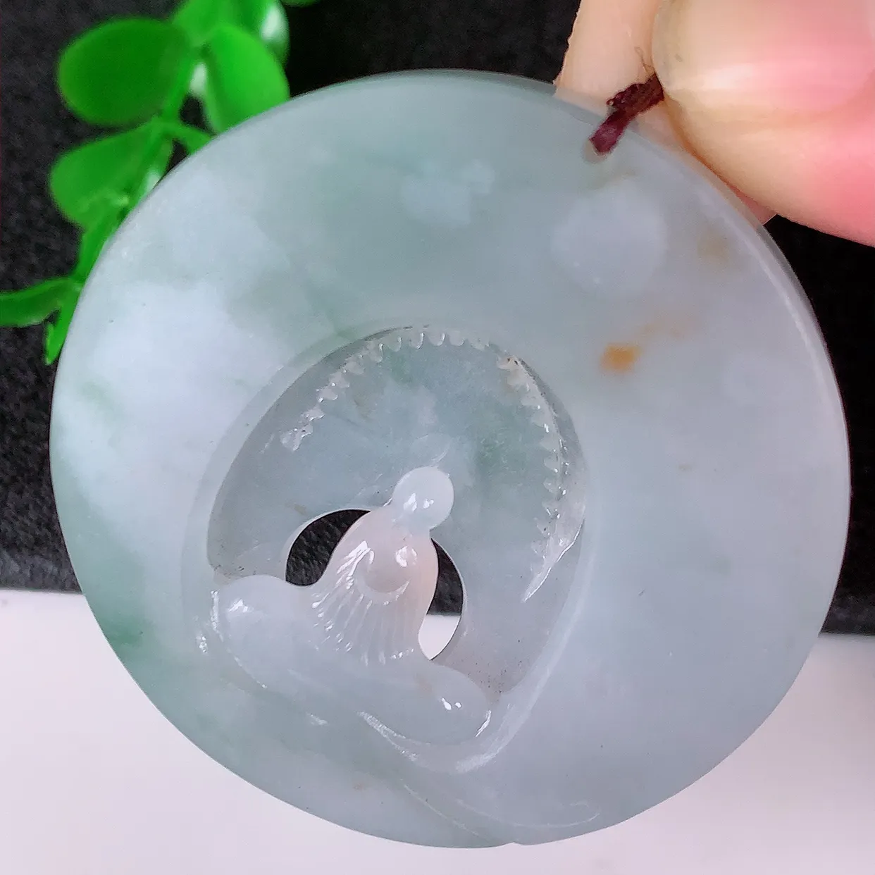 自然光实拍，特色镂空雕冰黄加绿翡翠悟道吊坠，翡翠悟道寓意“祥和，安宁，吉祥，幸福”，佩戴效果优雅迷人，性价比超高！#60.29