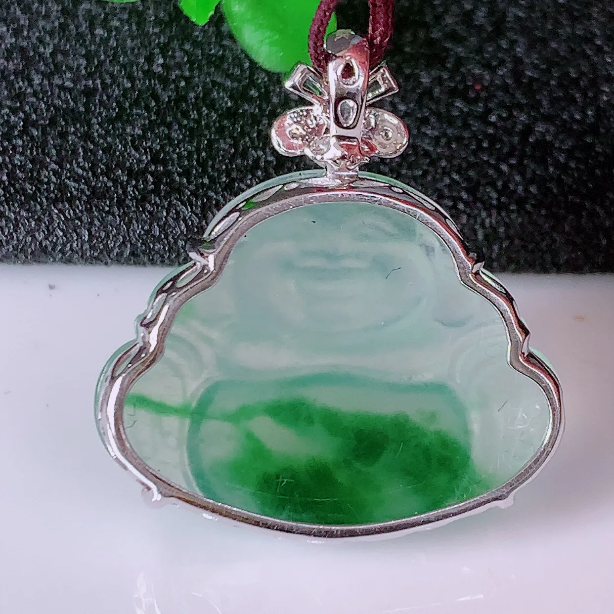 自然光实拍，18K金镶嵌冰种飘花翡翠佛公吊坠，冰透饱满， 佛公亦保平安，寓意有福（佛公）相伴，品相佳，配戴优雅迷人！#80.29整体25.5-23.6-6裸石23.5*18