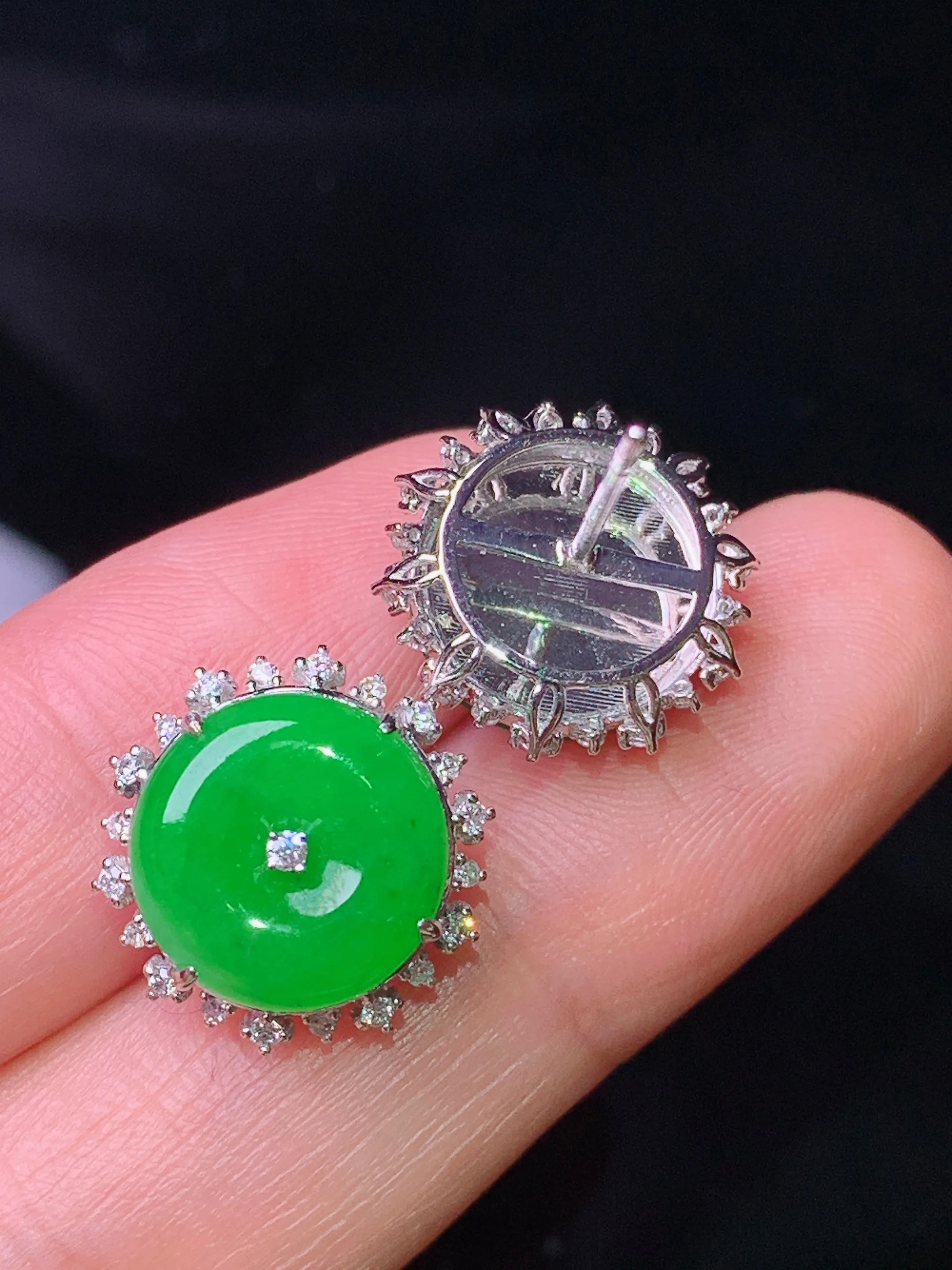 18k金钻镶嵌翠绿平安扣耳钉 玉质细腻 色泽清新艳丽 整体尺寸14.6*6.8