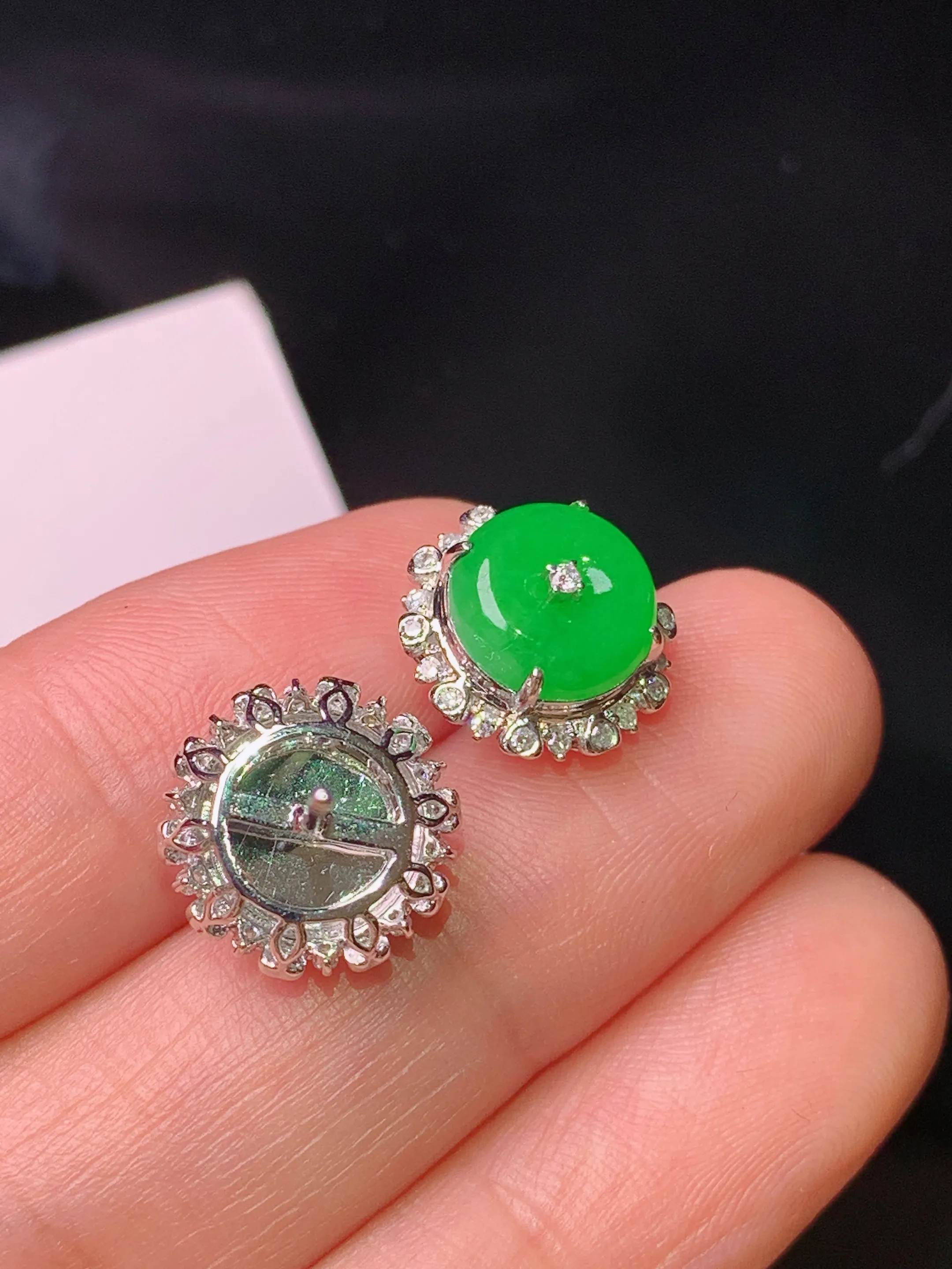 18k金钻镶嵌满绿平安扣耳钉 玉质细腻 色泽清新艳丽 整体尺寸11.6*6.8