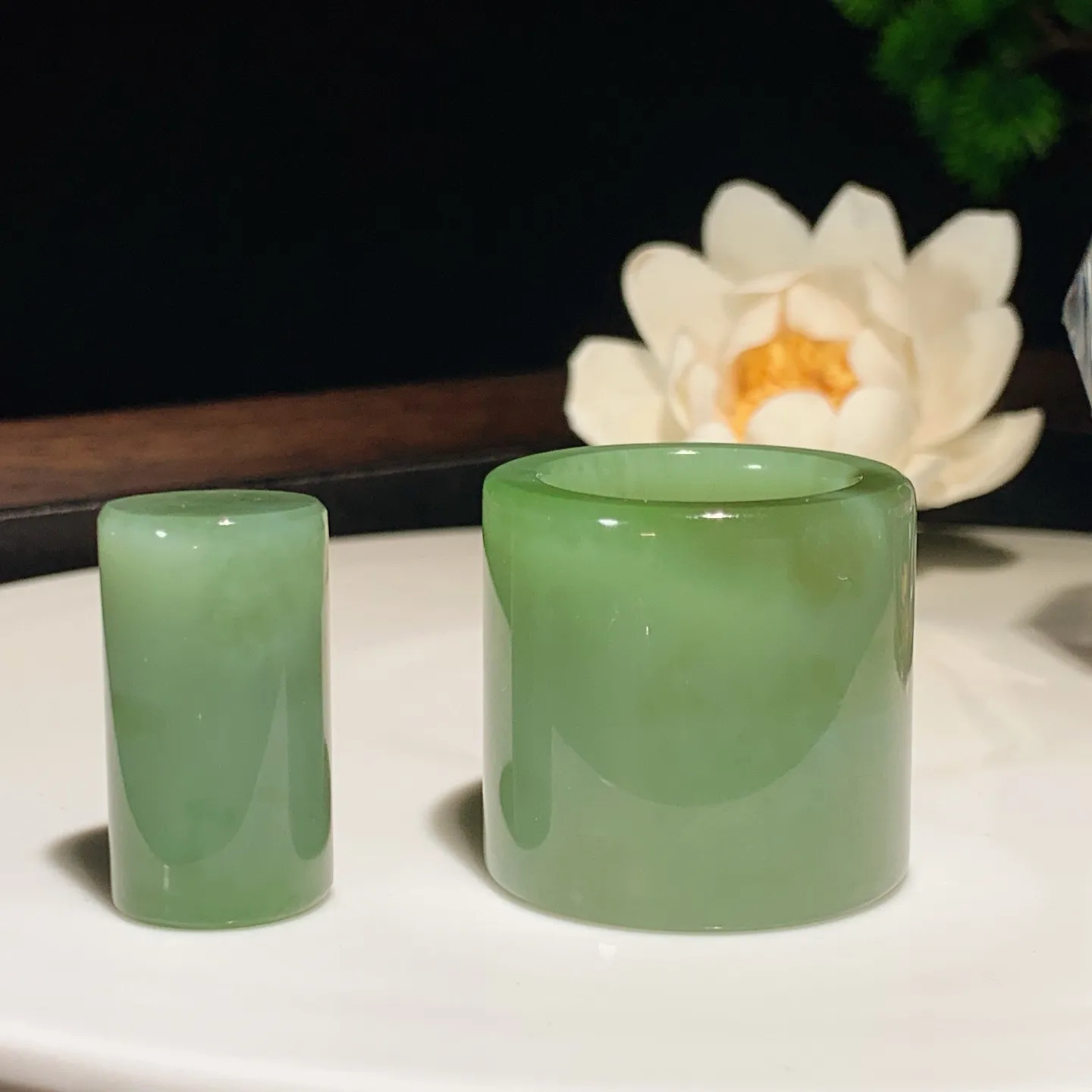 和田玉粉青飘绿俄罗斯碧玉扳指 尺寸30/32/5重54.3克。内径 22玉质细腻油润。手推出油。佩戴高端典雅。lt251201