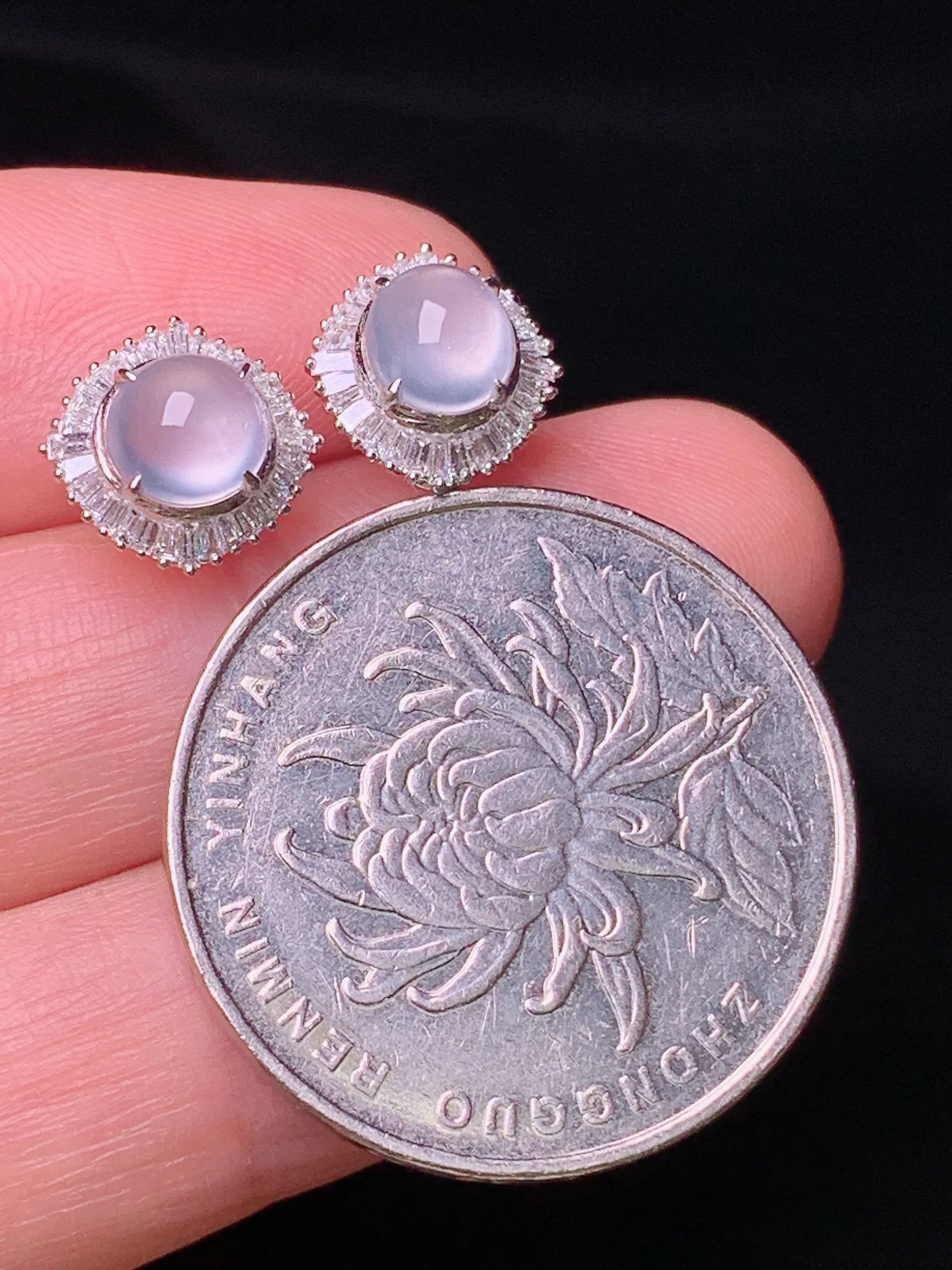 18k金钻镶嵌冰种蛋面耳钉 玉质细腻 色泽清新艳丽 整体尺寸10.2*9.5*6.8