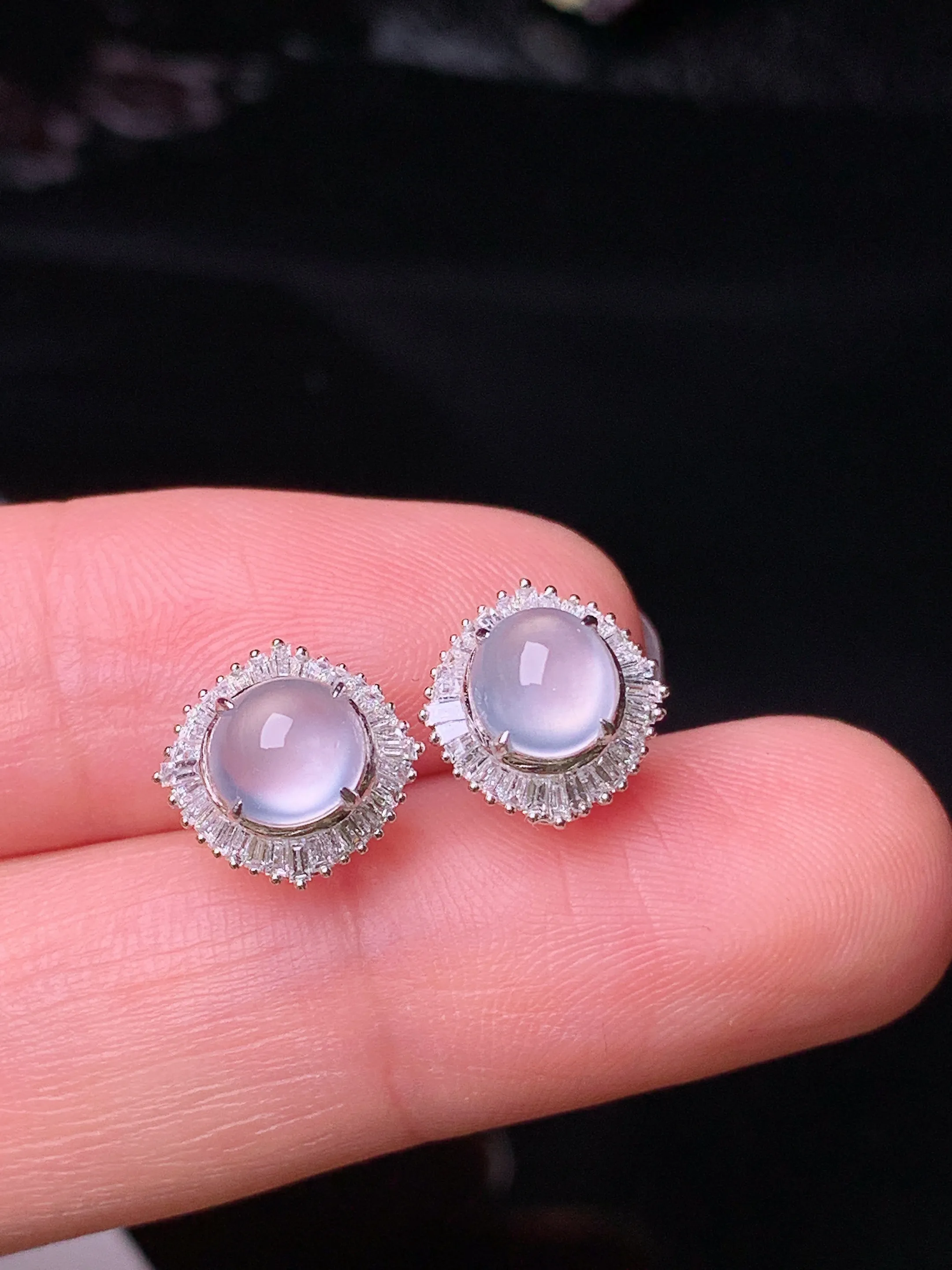 18k金钻镶嵌冰种蛋面耳钉 玉质细腻 色泽清新艳丽 整体尺寸10.2*9.5*6.8