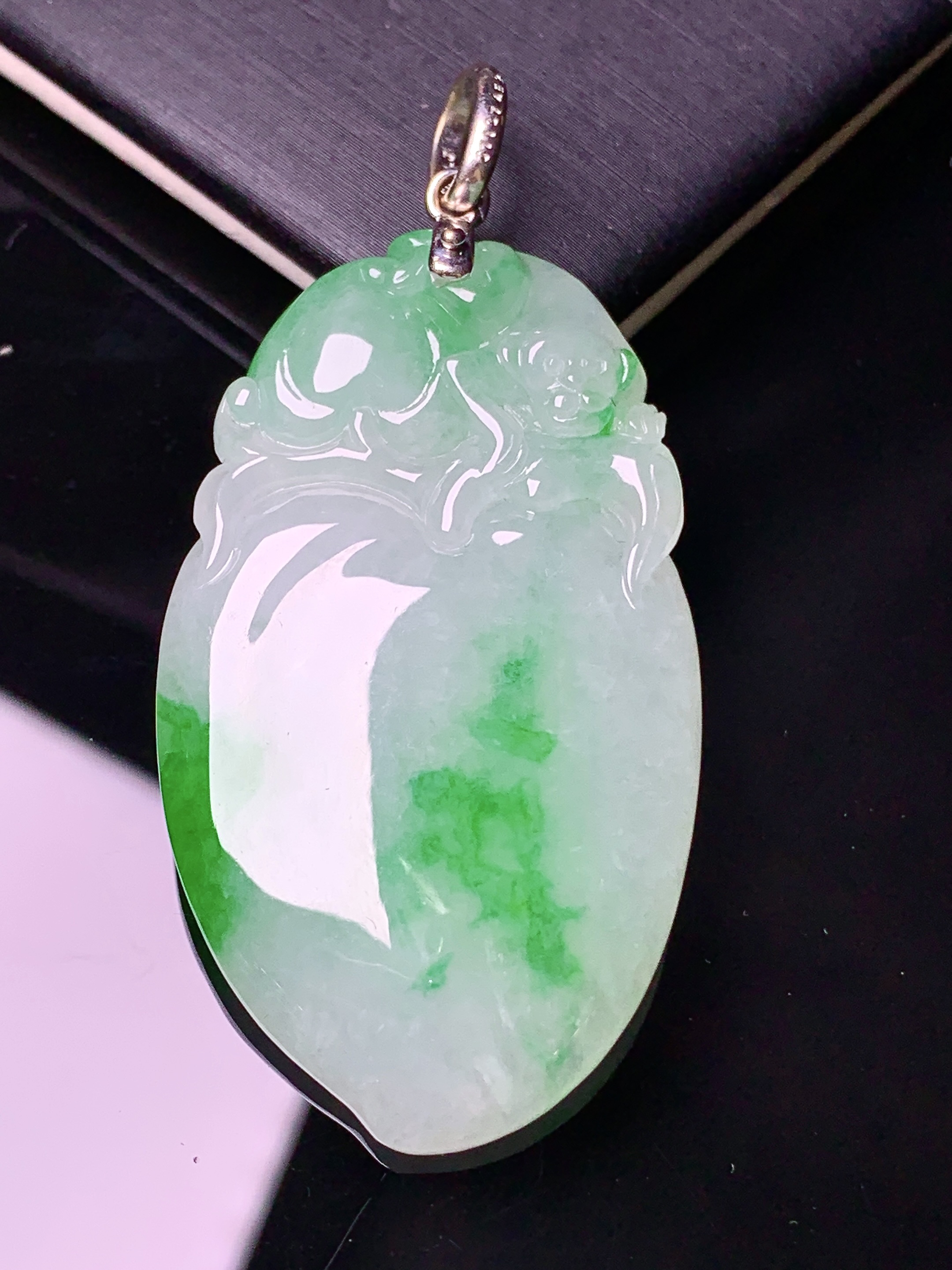 18k金镶嵌飘绿寿桃吊坠 玉质细腻 色泽清新艳丽  整体尺寸56.5*26.7*6