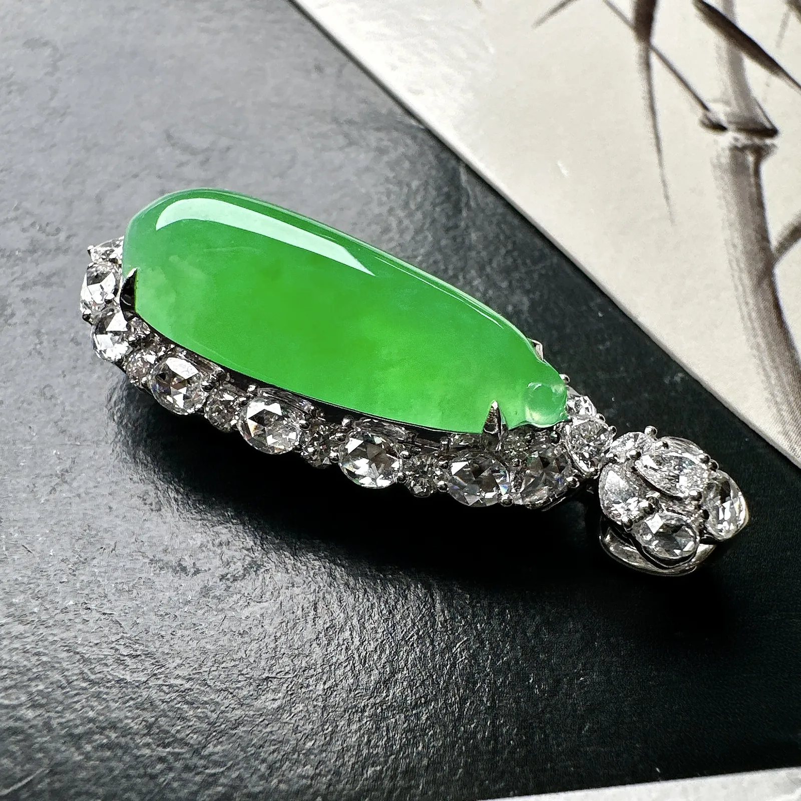 【冰种满绿福瓜】质地冰润细腻，种老起光，收藏品质，18K金钻镶嵌，裸石尺寸24.7*9.9*5.5毫米