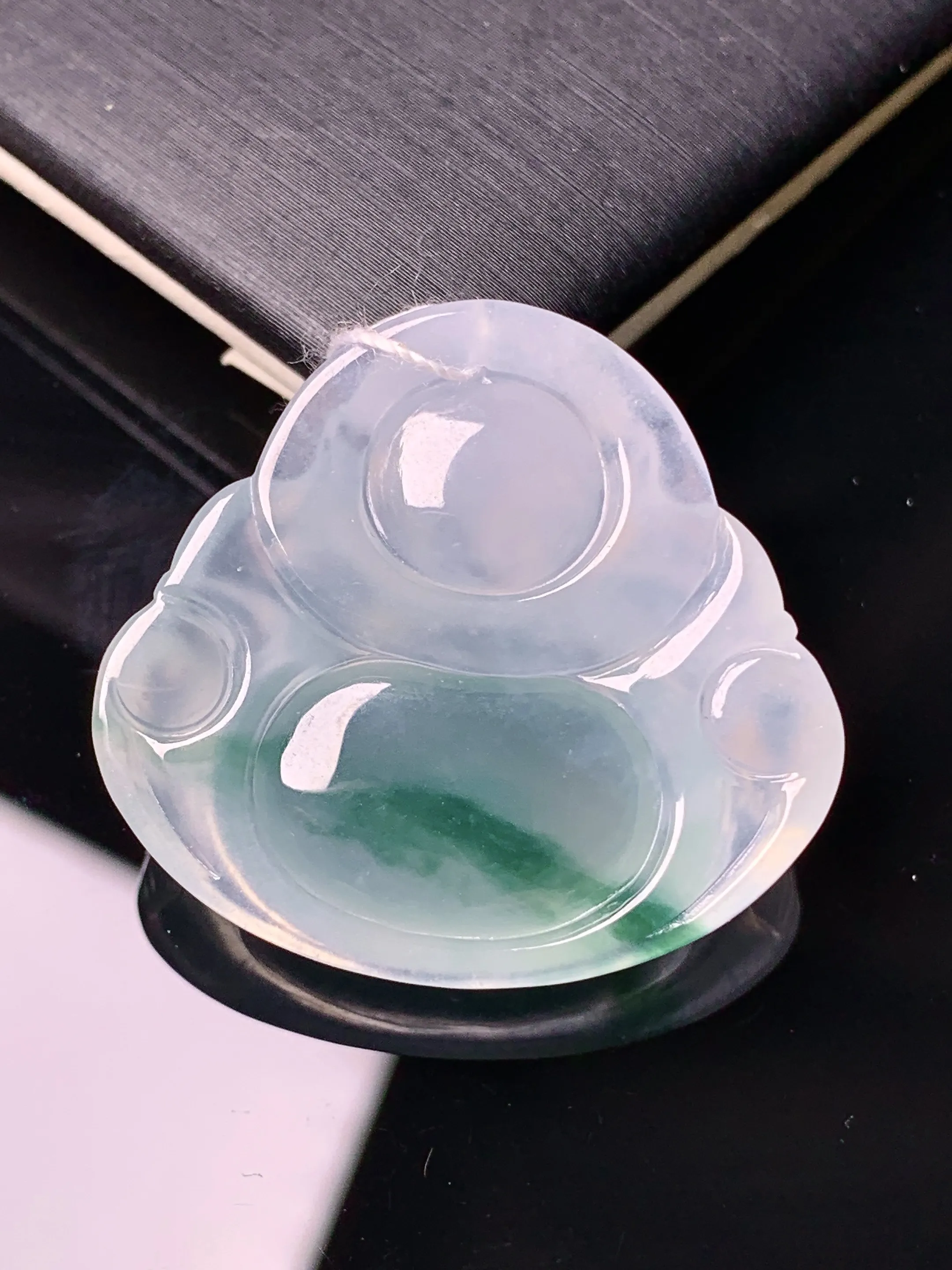 冰种飘绿佛公吊坠 玉质细腻 色泽清新艳丽  整体尺寸28.2*30.5*6.6