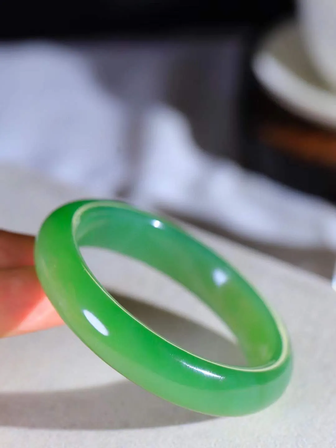 【悠悠芳华.镯】

收藏传家级臻品和田玉碧玉猫眼手镯 玉质温润 青葱岁月，尽收腕中，婉转流畅，凝岁月悠长。盈一眸恬淡，挽一抹绿意。重45.8克 内径53mm尺寸12.9-8.2mm   86120255A