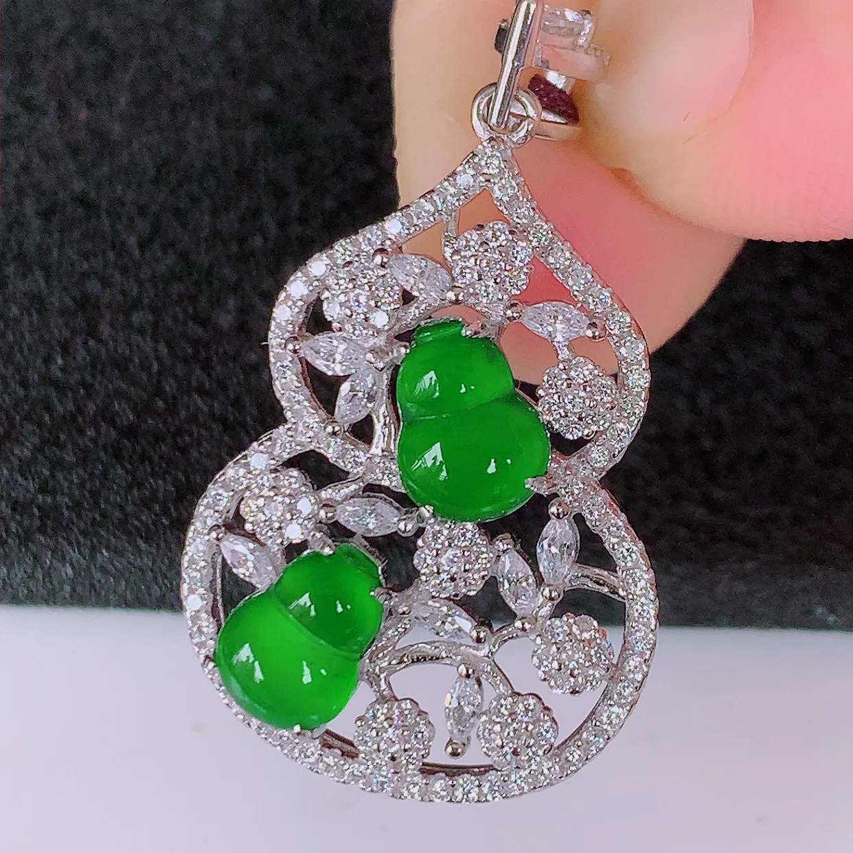 冰透满绿翡翠925银镶嵌葫芦吊坠，自然光实拍，翠色灵动，颜色漂亮，种老水足，品相佳，佩戴佳品！#97.29整体33.8*20*5.5裸石7.5*5.8