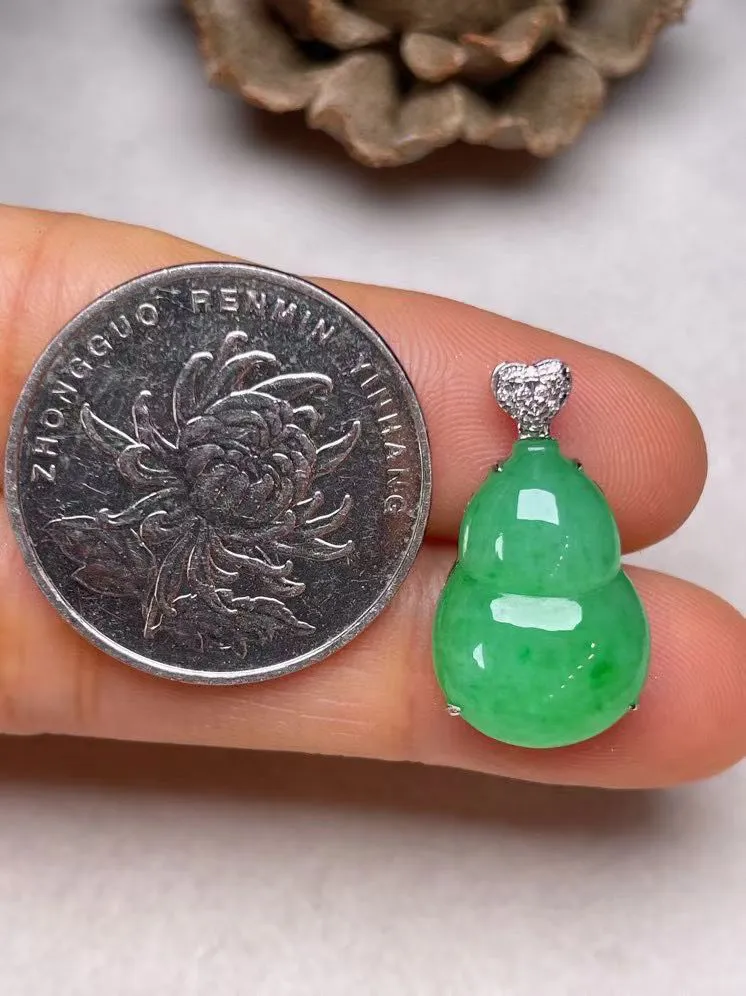 冰种阳绿葫芦吊坠、真金真钻镶嵌，种水好，玉质细腻 .裸石尺寸  18.3*12.8