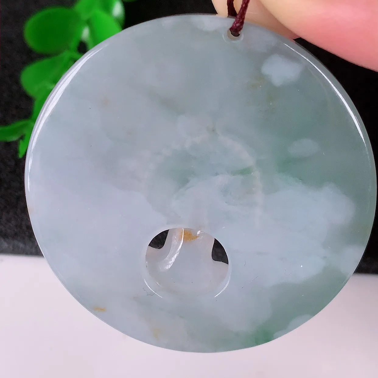 自然光实拍，特色镂空雕冰黄加绿翡翠悟道吊坠，翡翠悟道寓意“祥和，安宁，吉祥，幸福”，佩戴效果优雅迷人，性价比超高！#60.29