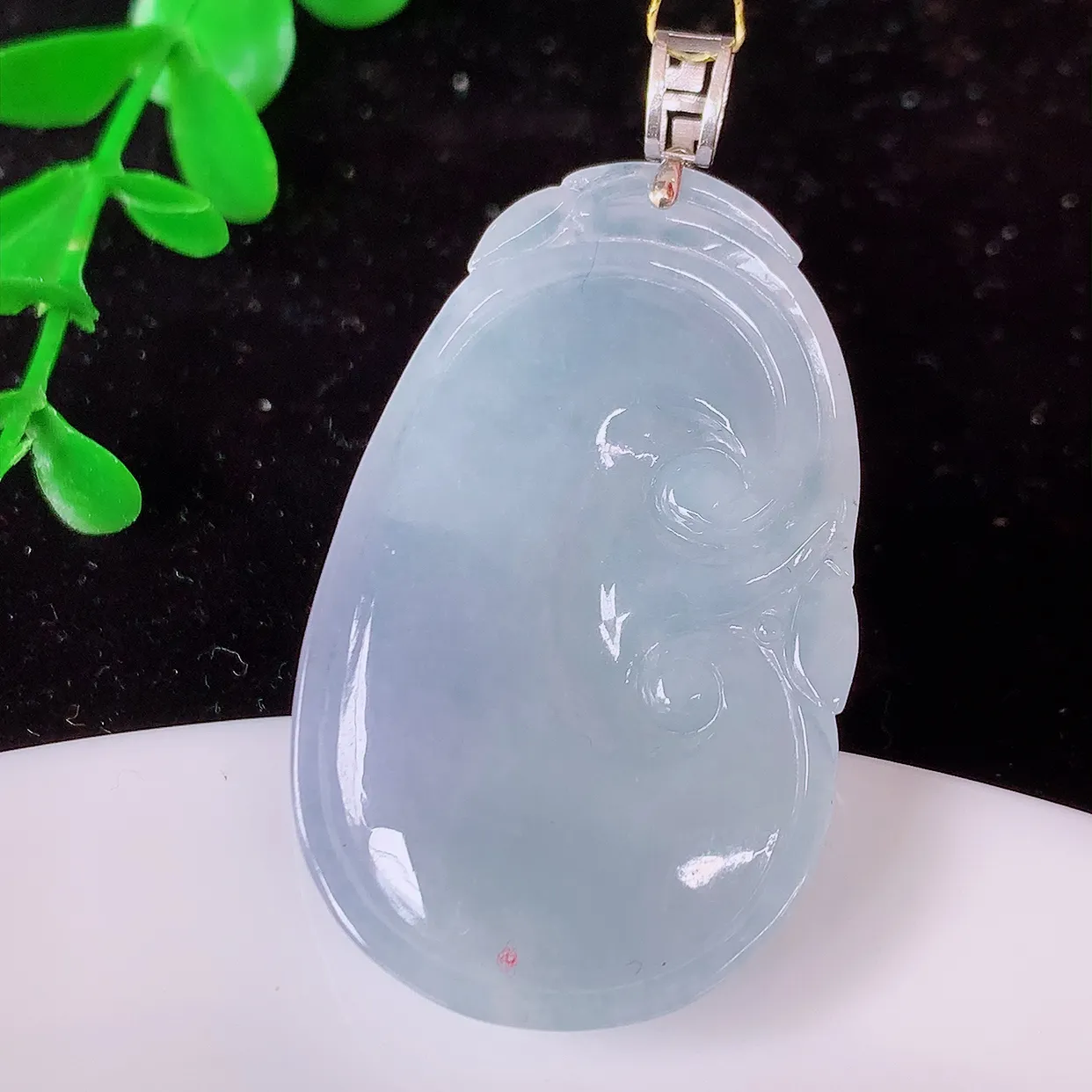 自然光实拍，18k金镶嵌冰紫罗兰翡翠如意吊坠，寓意顺心如意，事事如意，吉祥如意，细腻饱满，色泽鲜艳，称心如意佩戴优雅时尚！#35.29整体47.5裸石40.5*25*6.2