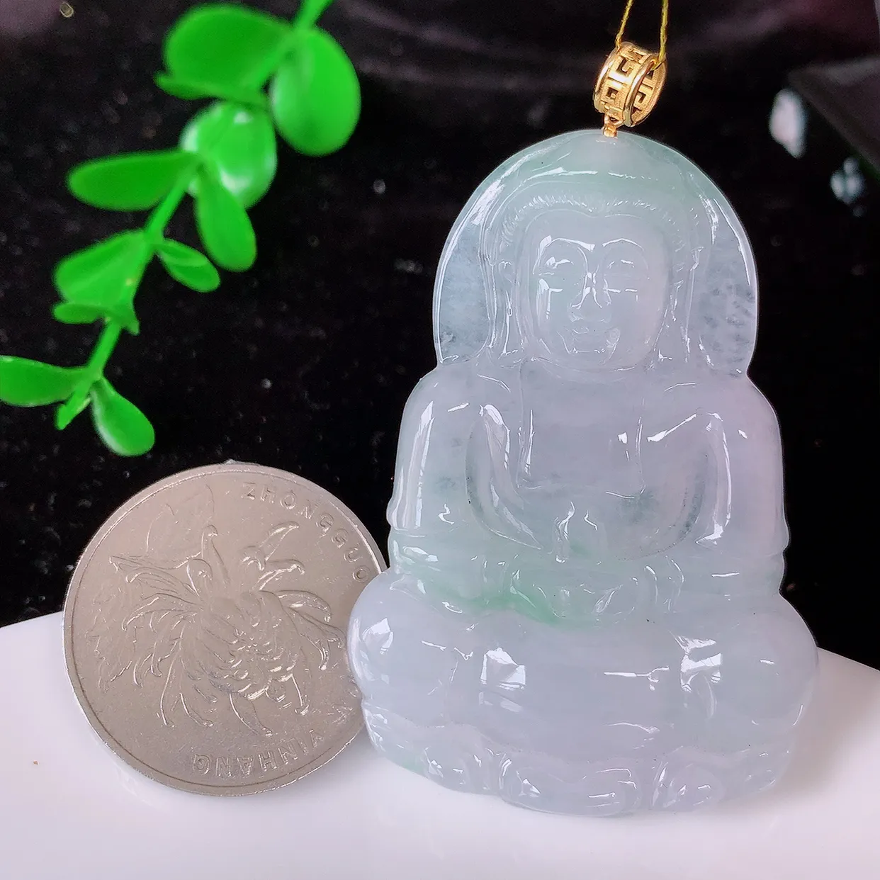 18K金镶嵌冰飘绿翡翠观音菩萨吊坠，赐福翡翠观音，观音面相端庄，品相佳，佩戴气质！#35.29整体54.8裸石49*33.8*5.2