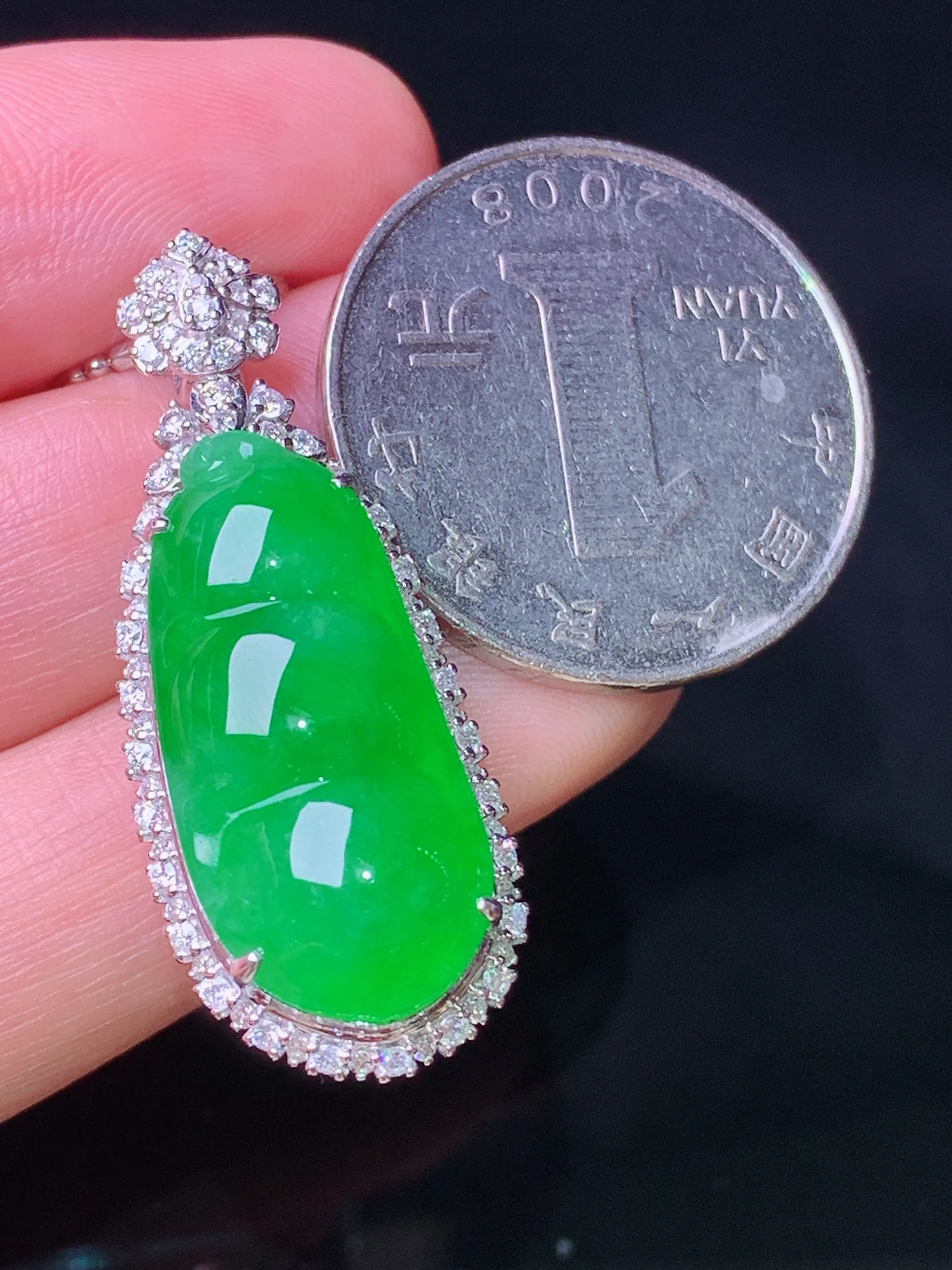 18k金钻镶嵌满绿四季豆吊坠 玉质细腻 色泽清新艳丽 整体尺寸36.5*14.2*11.8