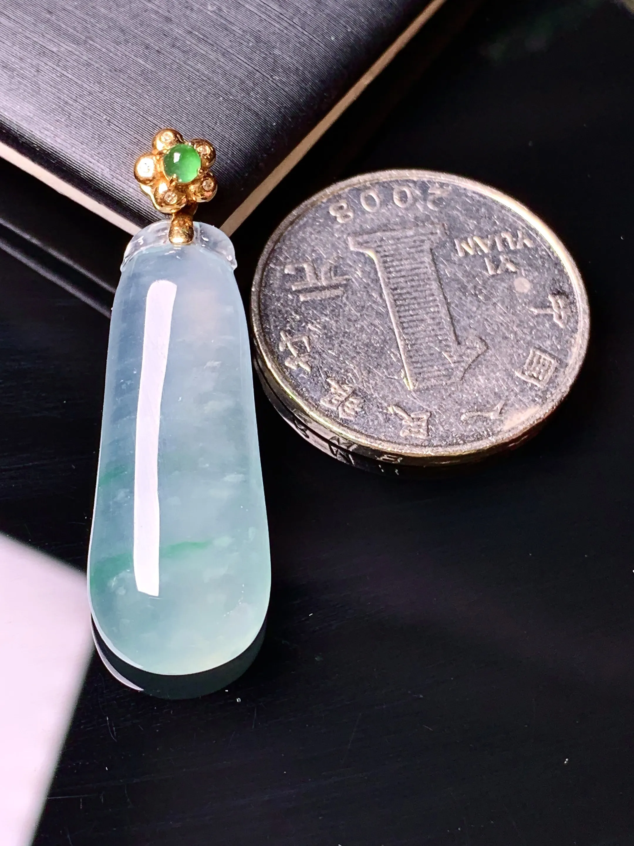 18k金钻镶嵌冰种福瓜吊坠 玉质细腻 色泽清新艳丽 整体尺寸37*12*6