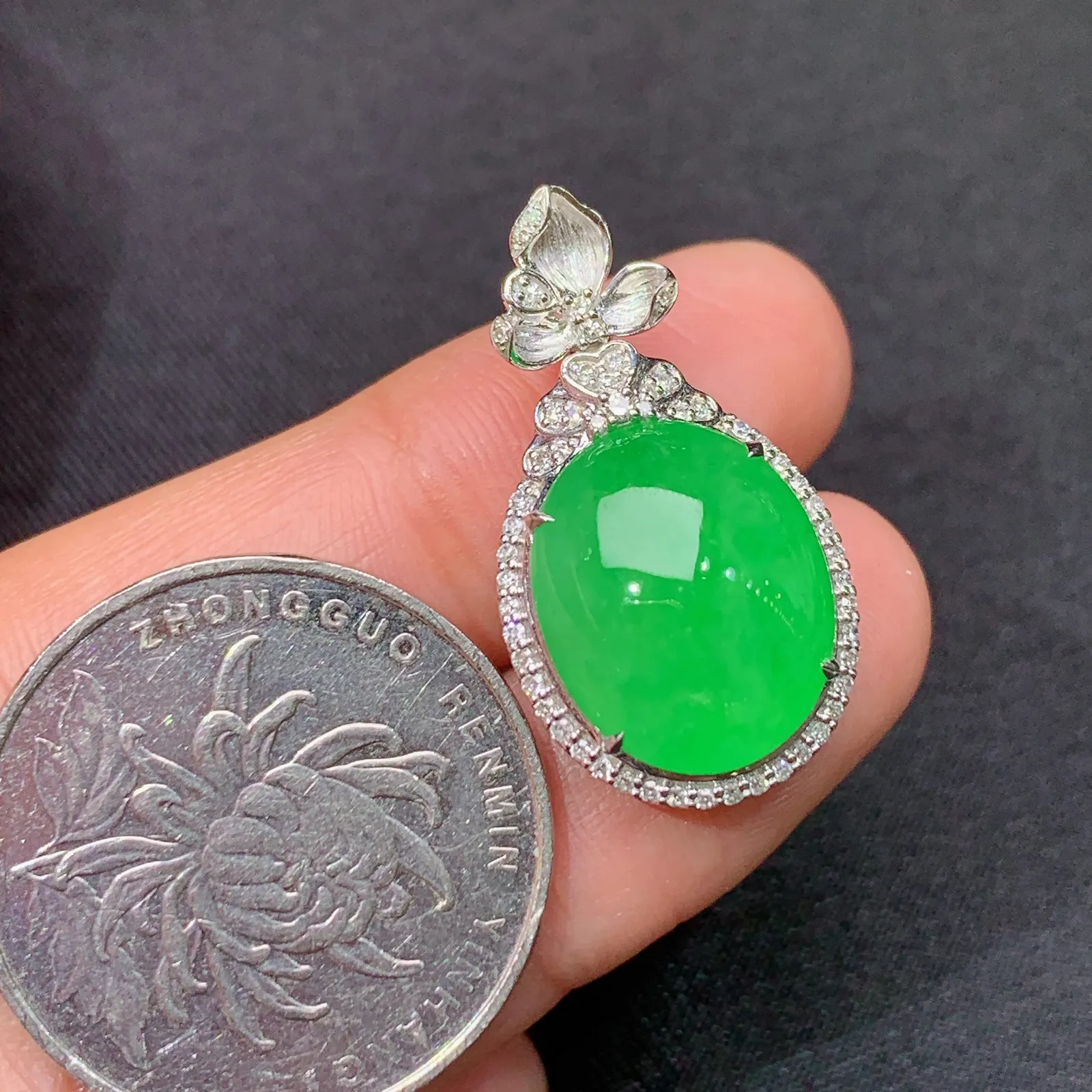 阳绿蛋面吊坠，18k金镶嵌，色泽鲜阳，冰润细腻，种水足，Al 尺寸27*14.7*9.5