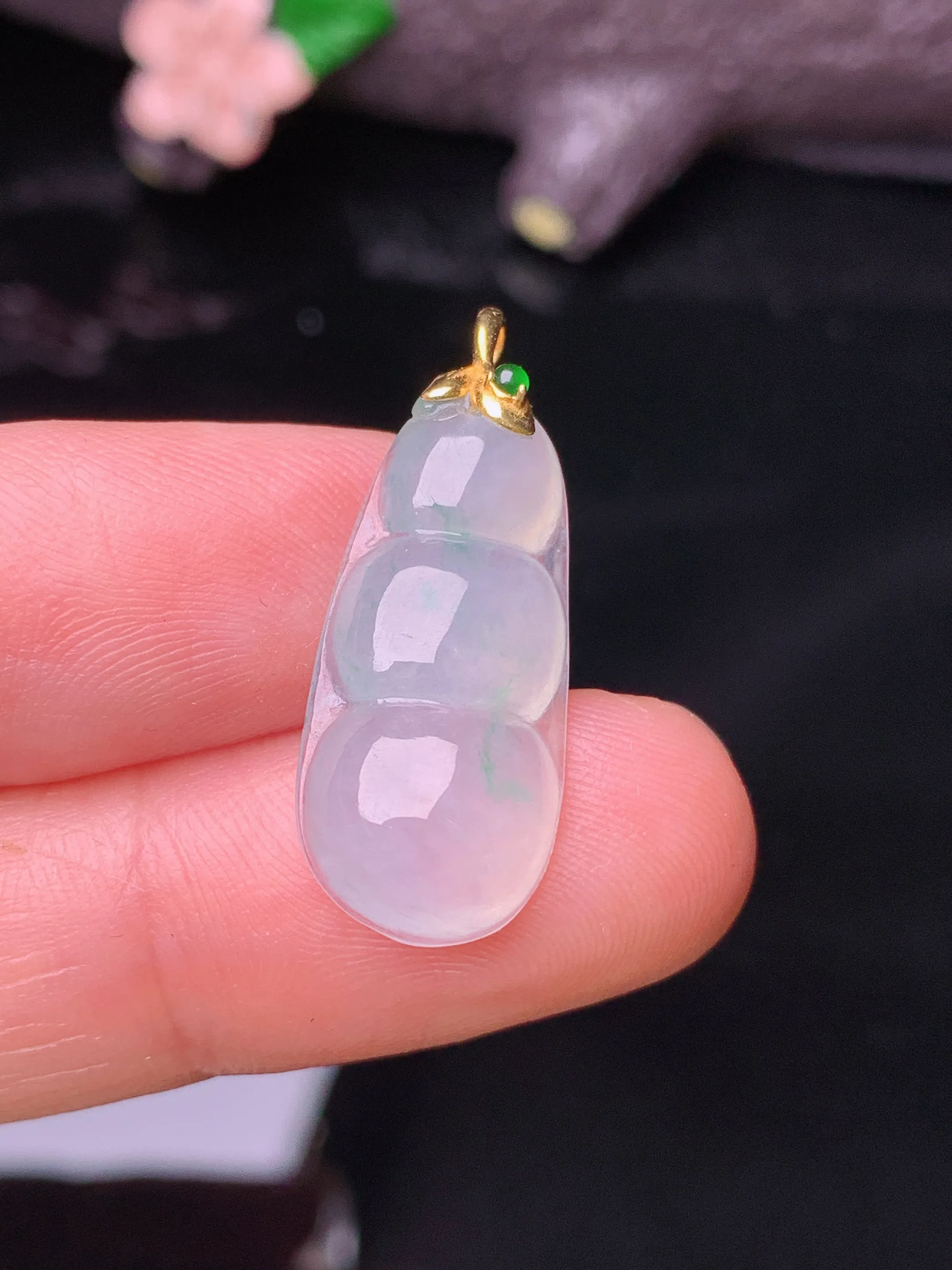 18k金镶嵌冰种四季豆吊坠 玉质细腻 色泽清新艳丽  整体尺寸26.8*10.5*5