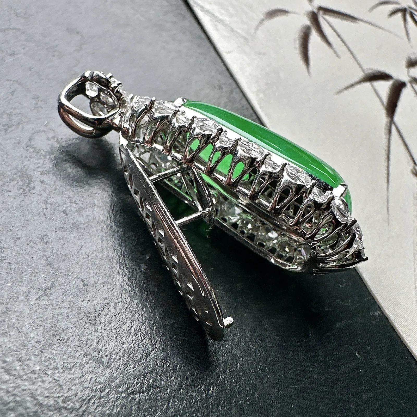 【冰种满绿福瓜】质地冰润细腻，种老起光，收藏品质，18K金钻镶嵌，裸石尺寸24.7*9.9*5.5毫米