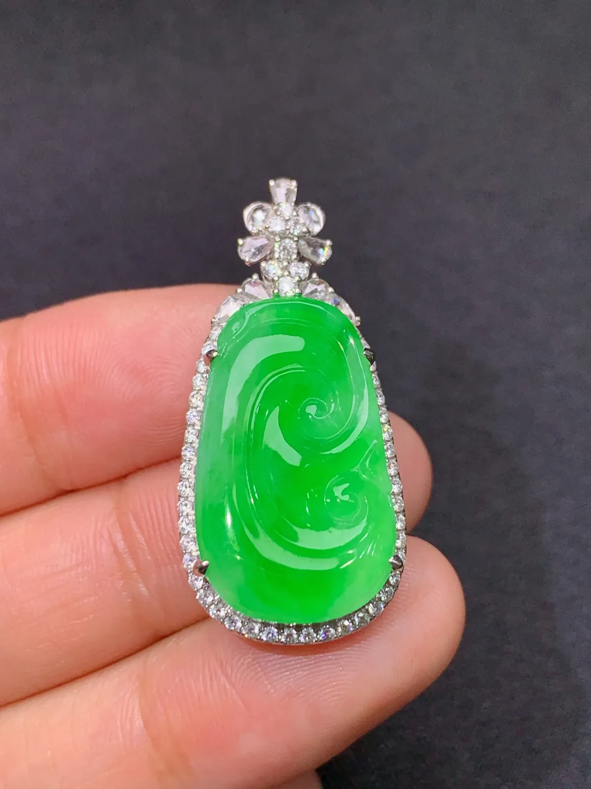 冰阳绿如意吊坠，18k金镶嵌，色泽鲜阳，冰润细腻，种水足 尺寸34.1*16.1*8.3