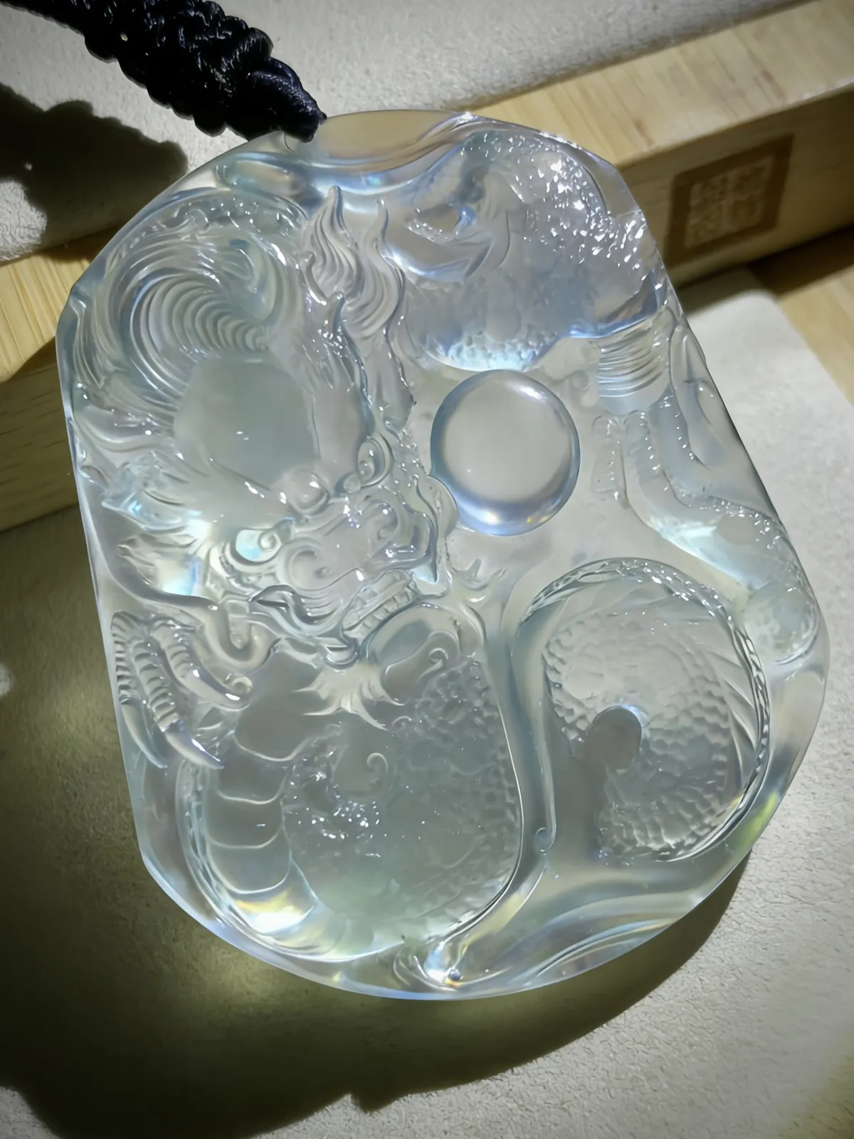 【神龙护主·盛世龙腾】，冰种龙牌，
49.5-43.5-6.5mm，