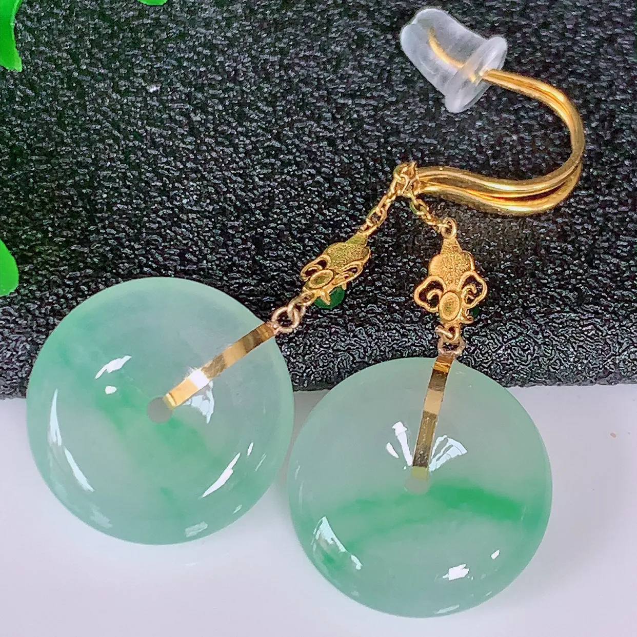 自然光实拍，18K金镶嵌冰种飘绿翡翠平安扣耳坠，玉扣，冰润光泽，寓意平平安安，平安扣佩戴时尚漂亮！#41.29整体34.5裸石13.8*4