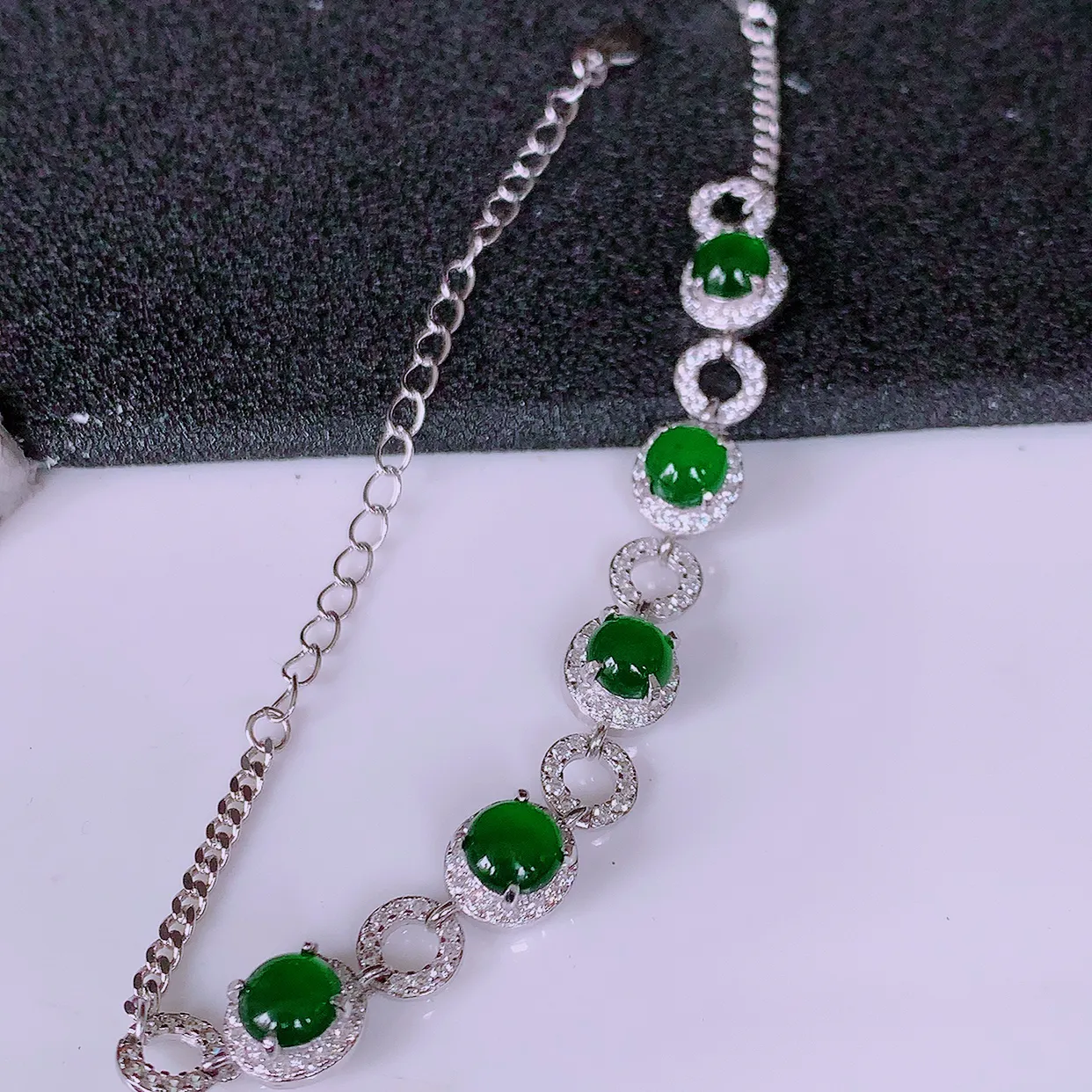 冰透满绿翡翠925银镶嵌手链，自然光实拍，翠色灵动，颜色漂亮，种老水足，品相佳，佩戴佳品！#97.29取一整体8-7.5-5裸石5.2*5.2