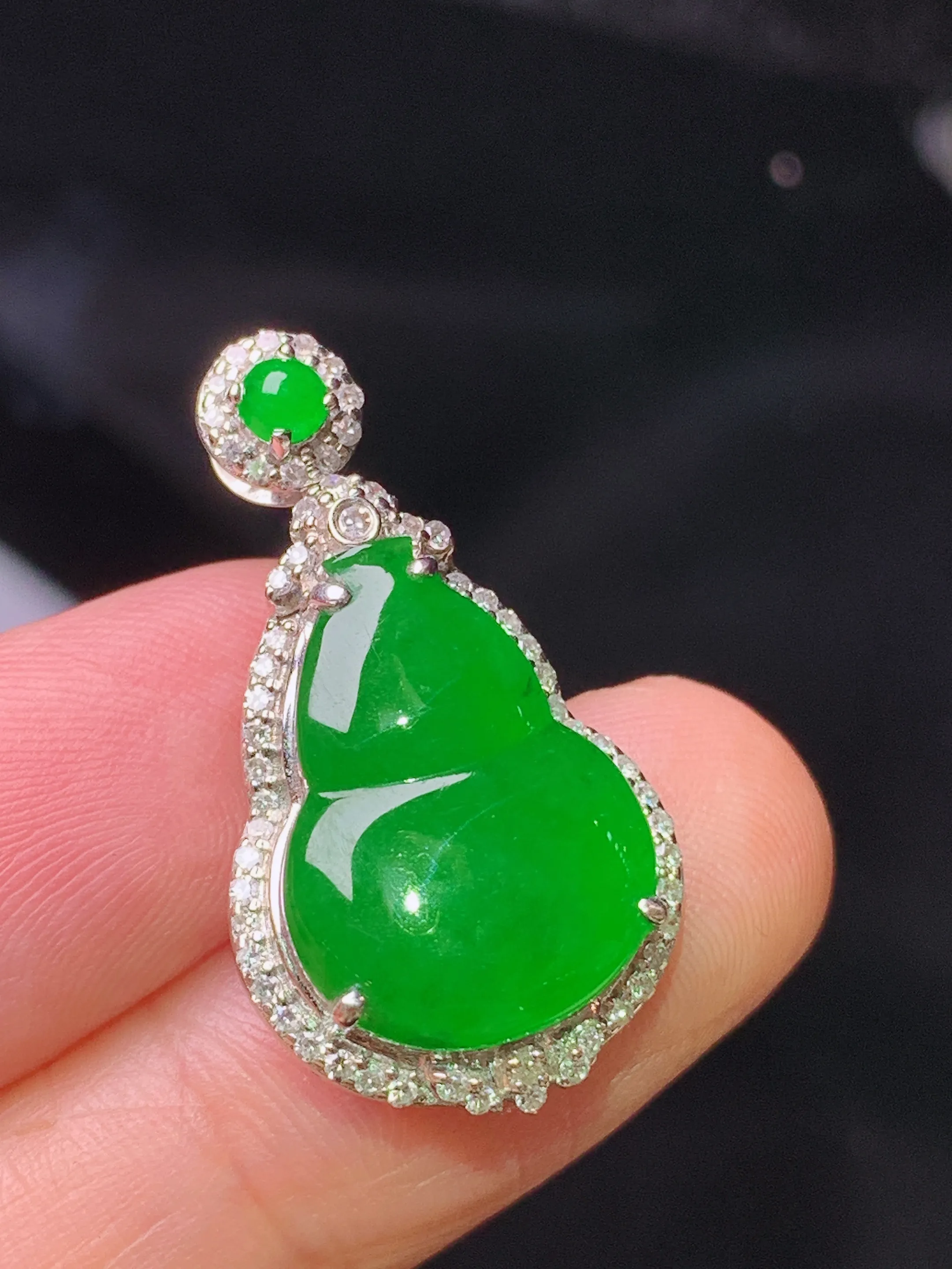 18k金钻镶嵌满绿葫芦吊坠 玉质细腻 色泽清新艳丽  整体尺寸27.6*15.2*7.3