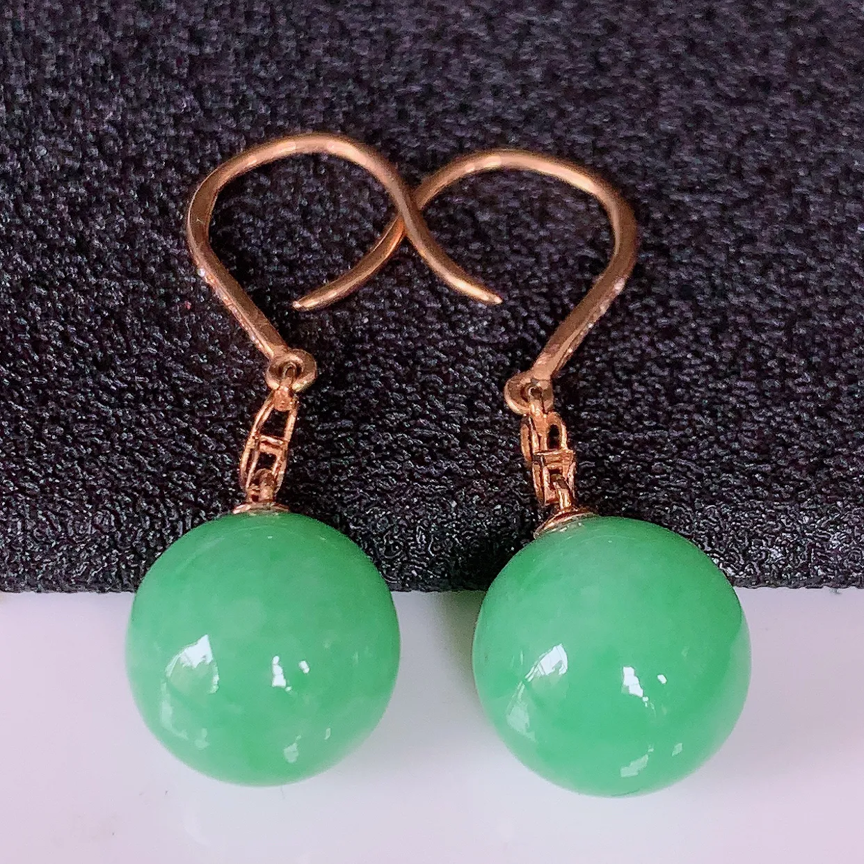 自然光实拍 18k金镶嵌满绿翡翠圆珠耳坠，沁人心脾，豪华镶嵌而成，耳坠佩戴效果大气出众，尽显气质。种水好，胶感足，颜相当漂亮，高性价比，值得入手品鉴！#83.29耳坠整体长28裸石10